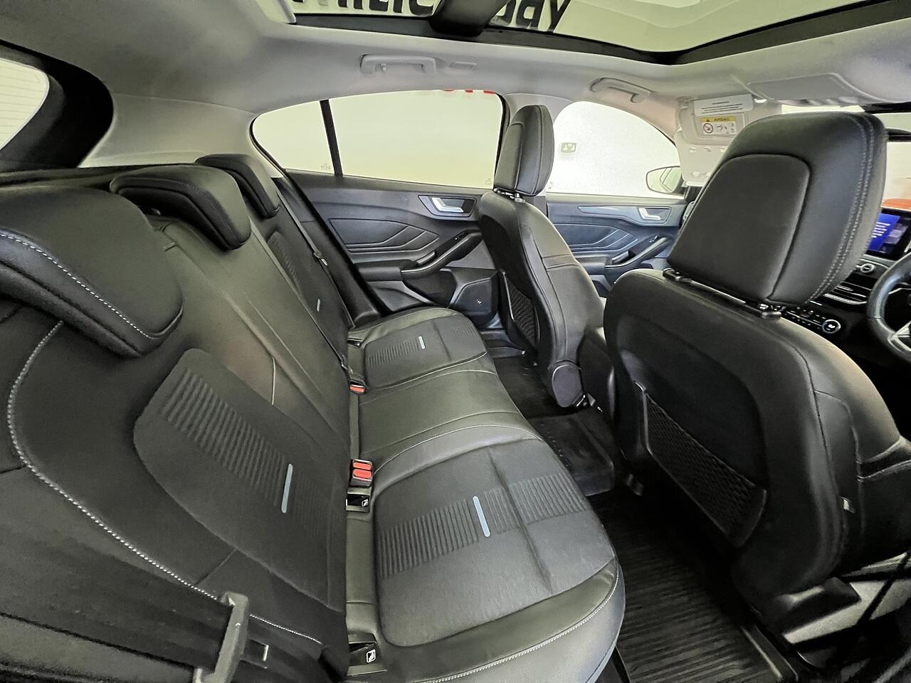 Ford Focus view 16