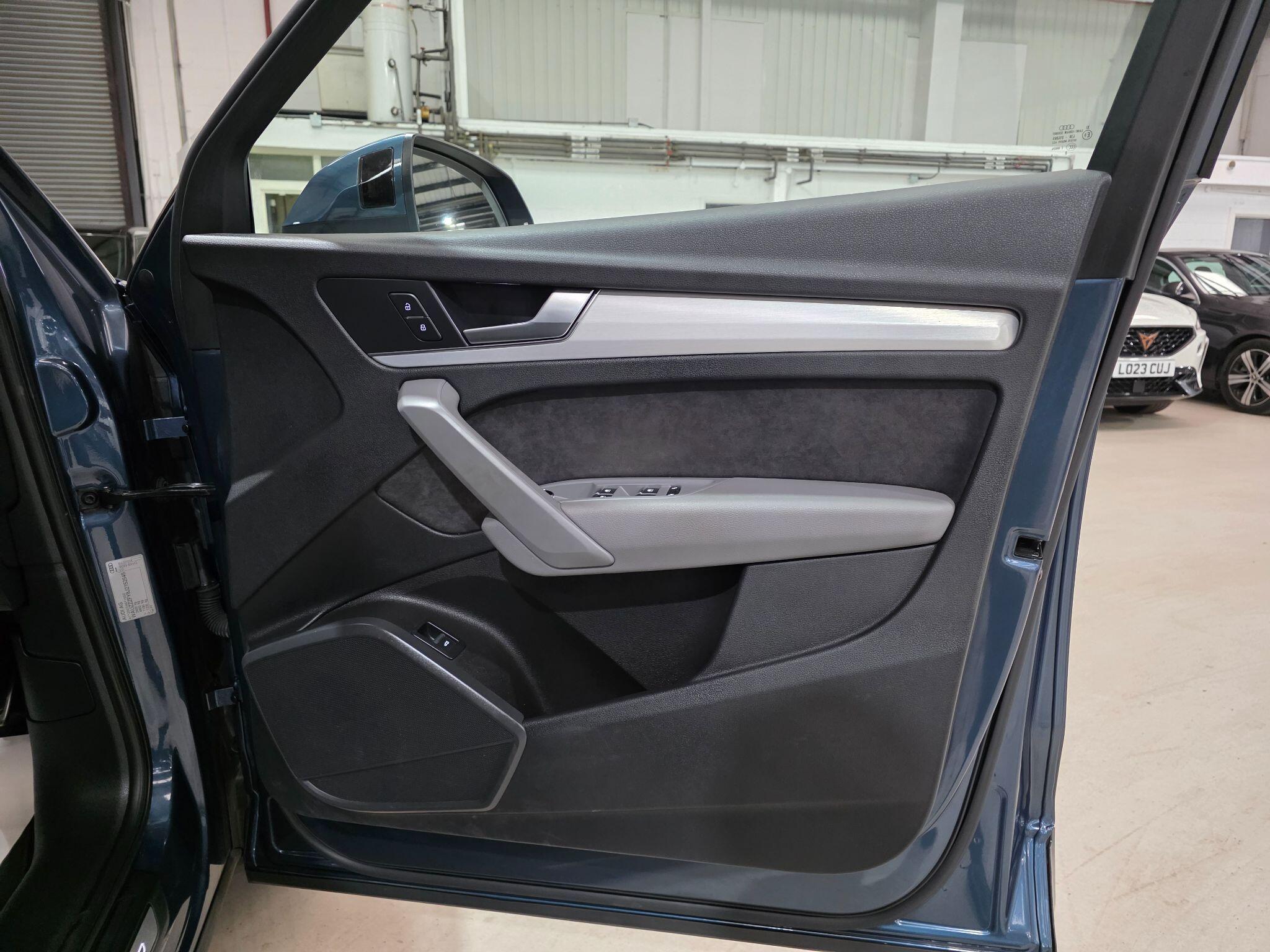 Audi Q5 view 16