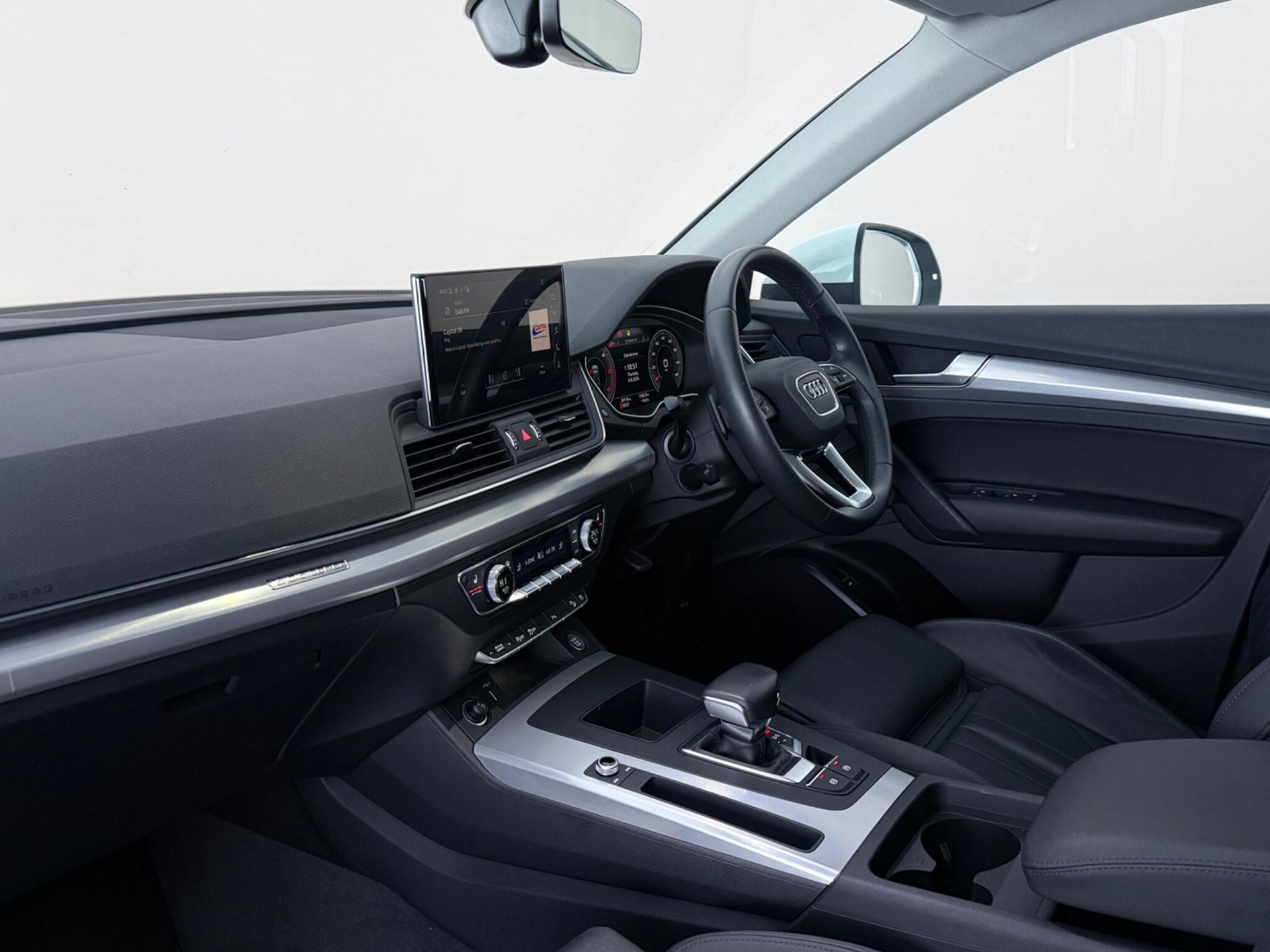 Audi Q5 view 4