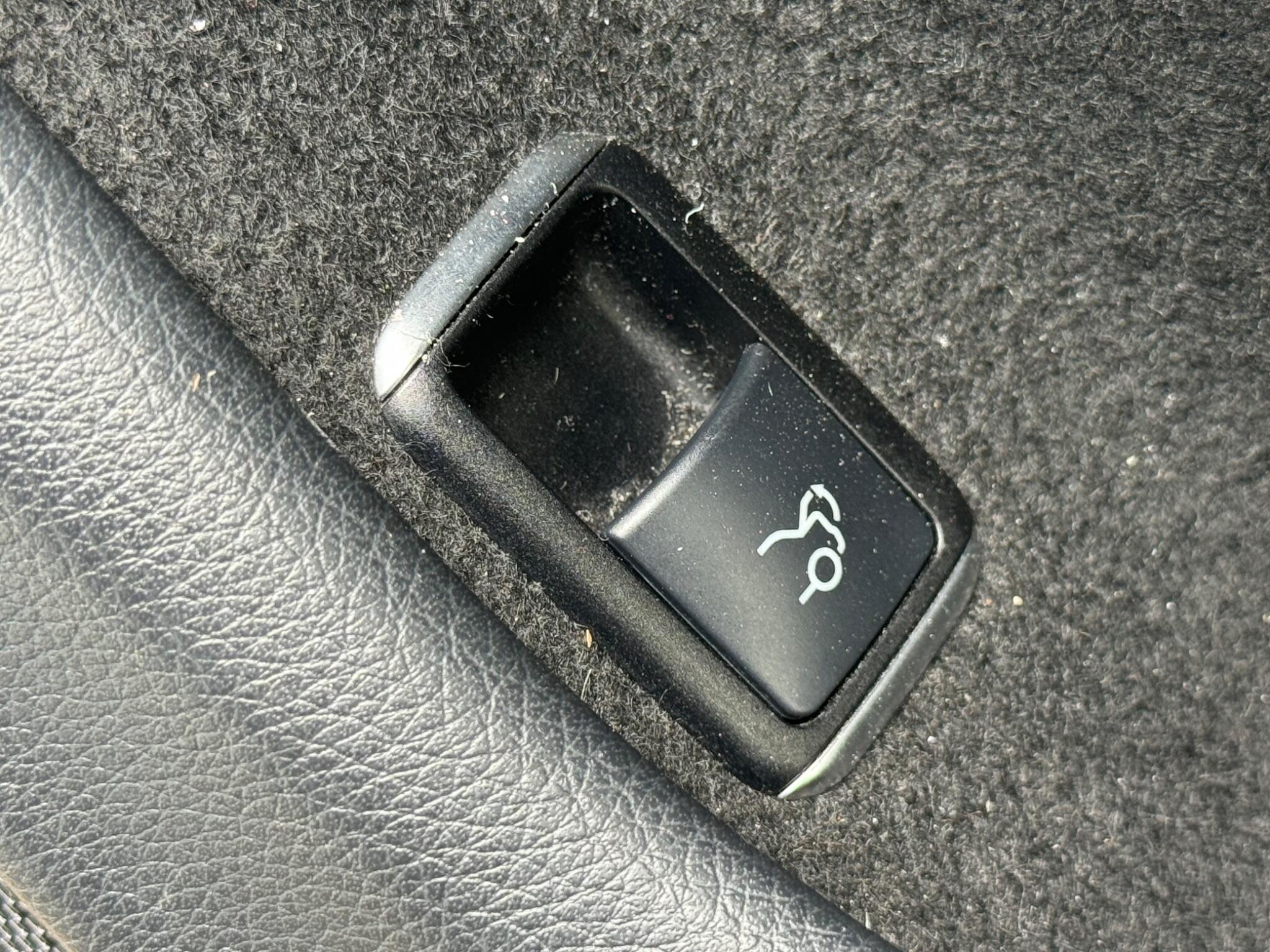 Mercedes-Benz C-Class view 26