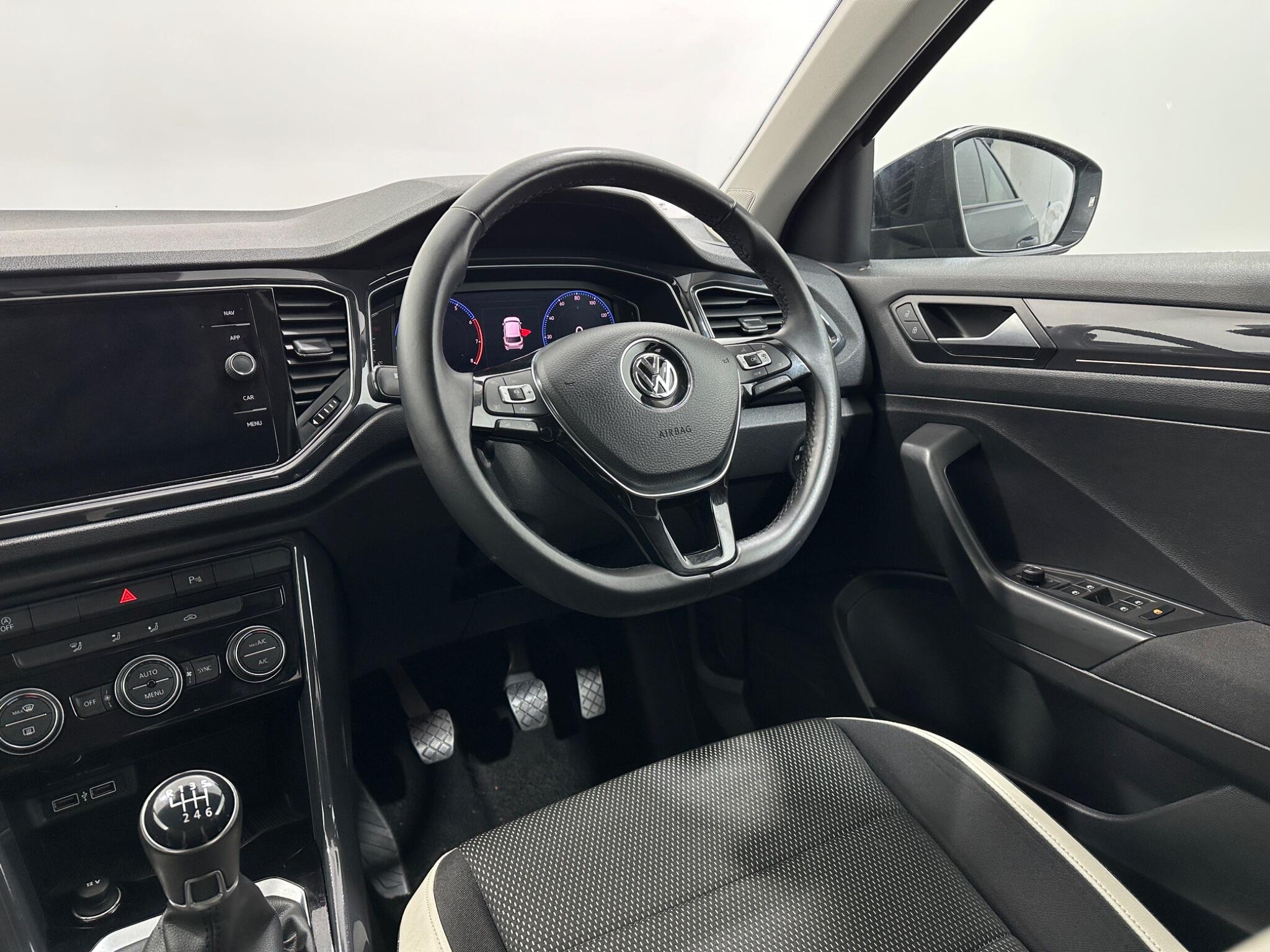 Volkswagen T-Roc view 12