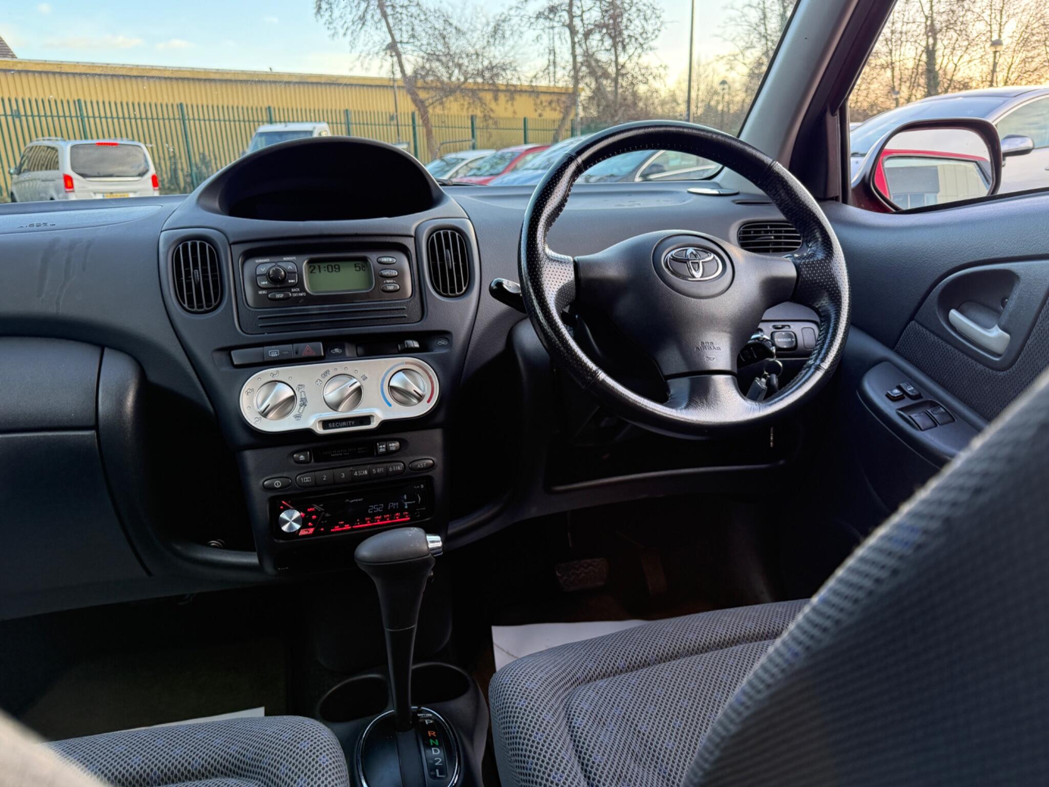 Toyota Yaris Verso - Image 33