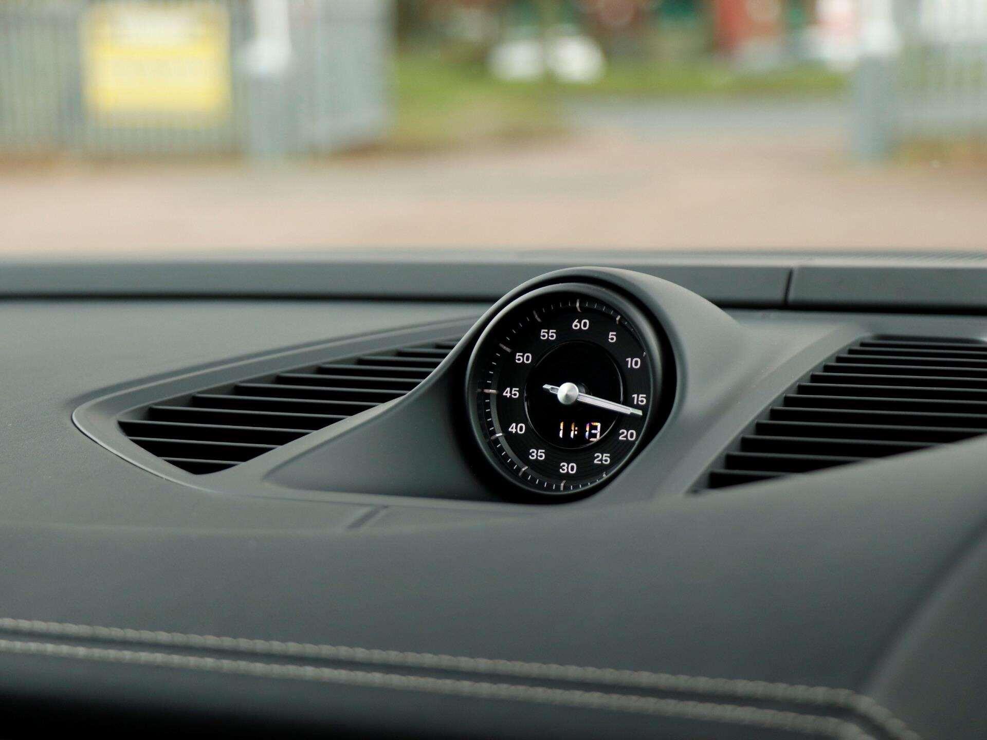 Porsche Macan view 14