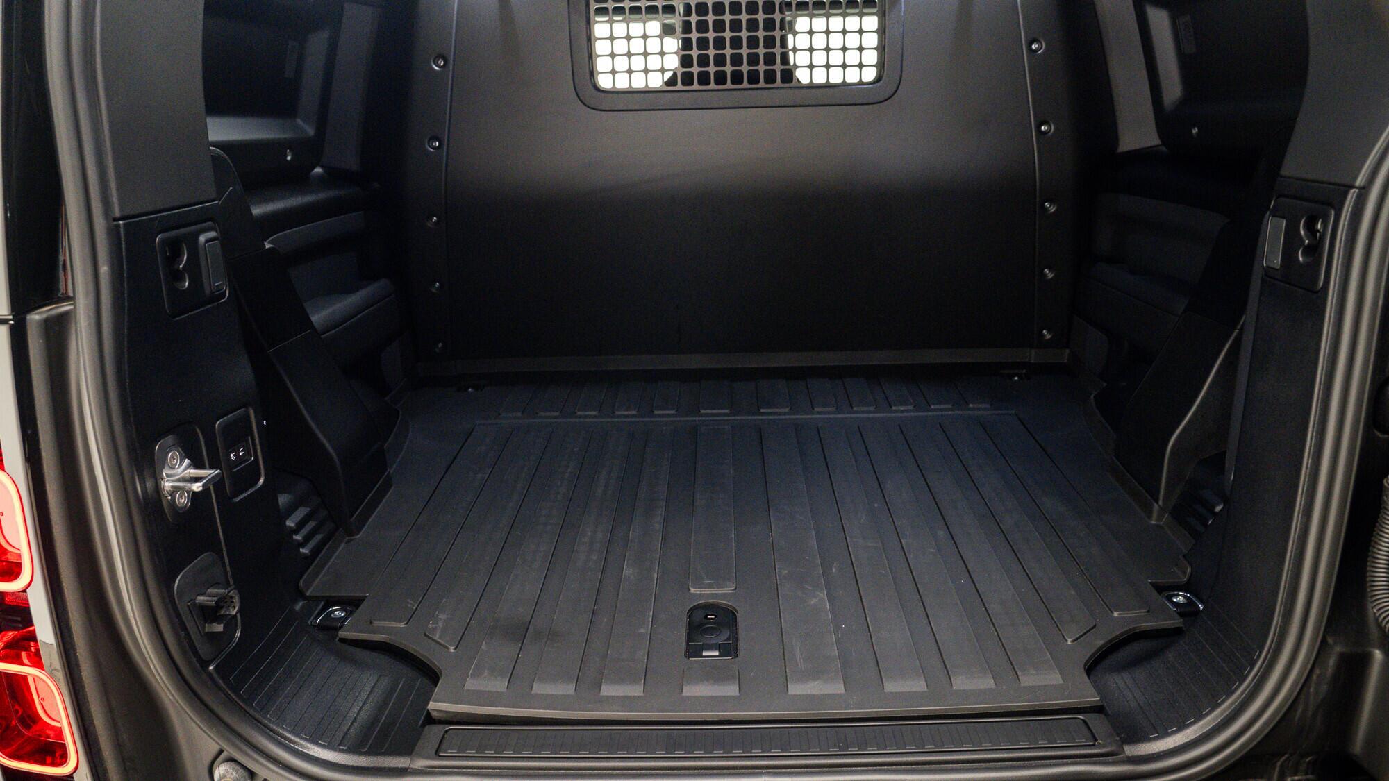 Land Rover Defender 90 view 8