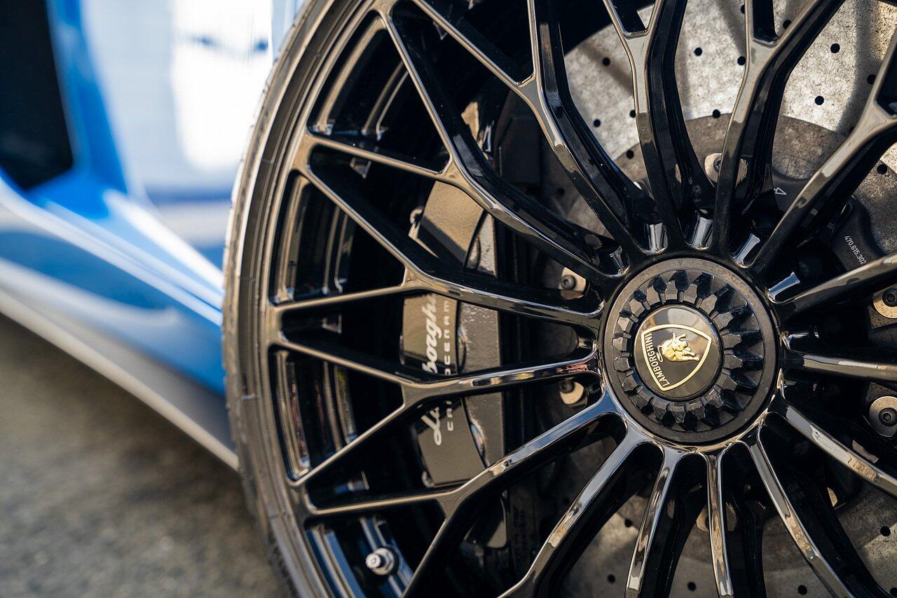 Lamborghini Aventador view 39