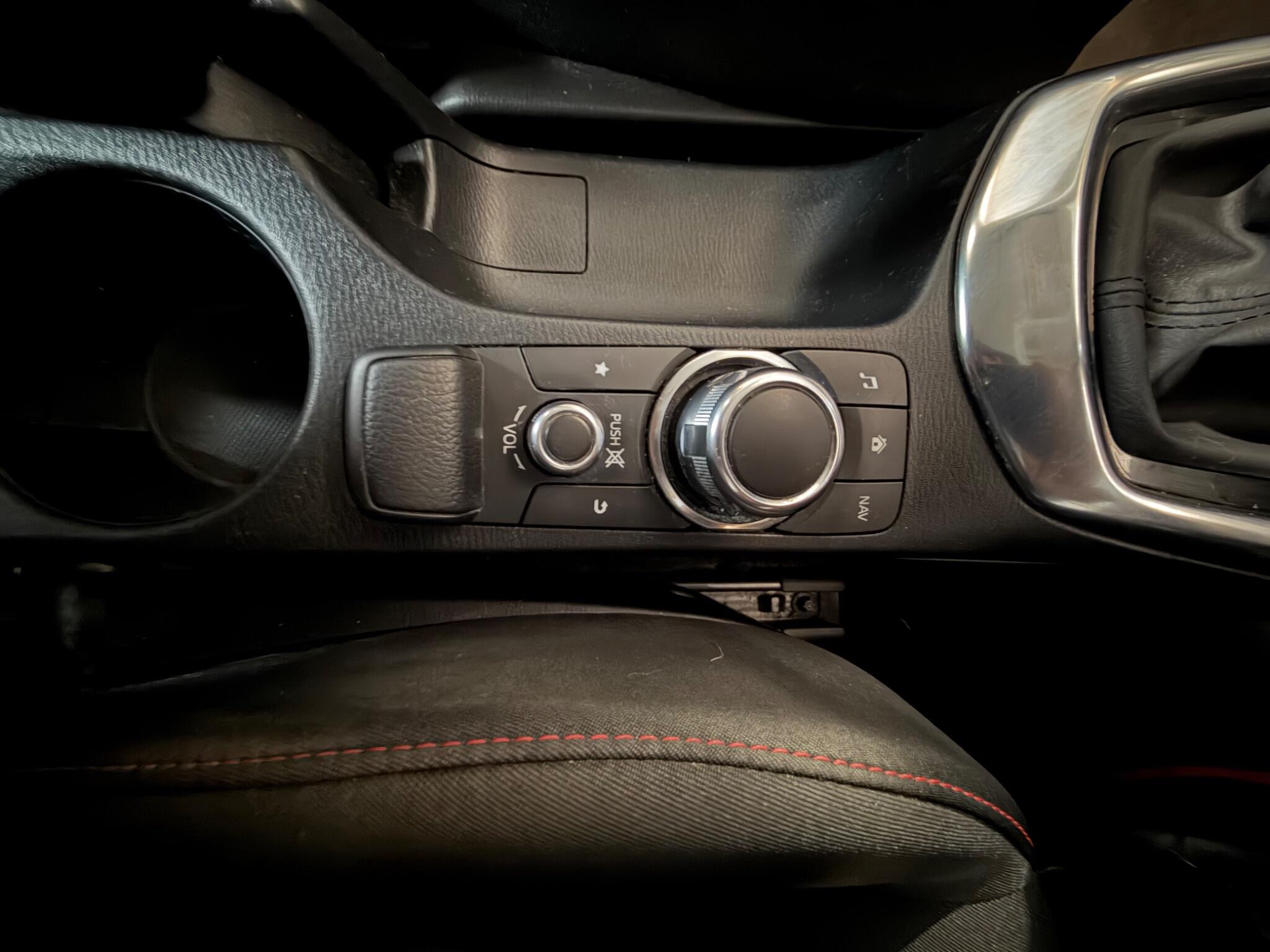 Mazda Mazda2 view 17