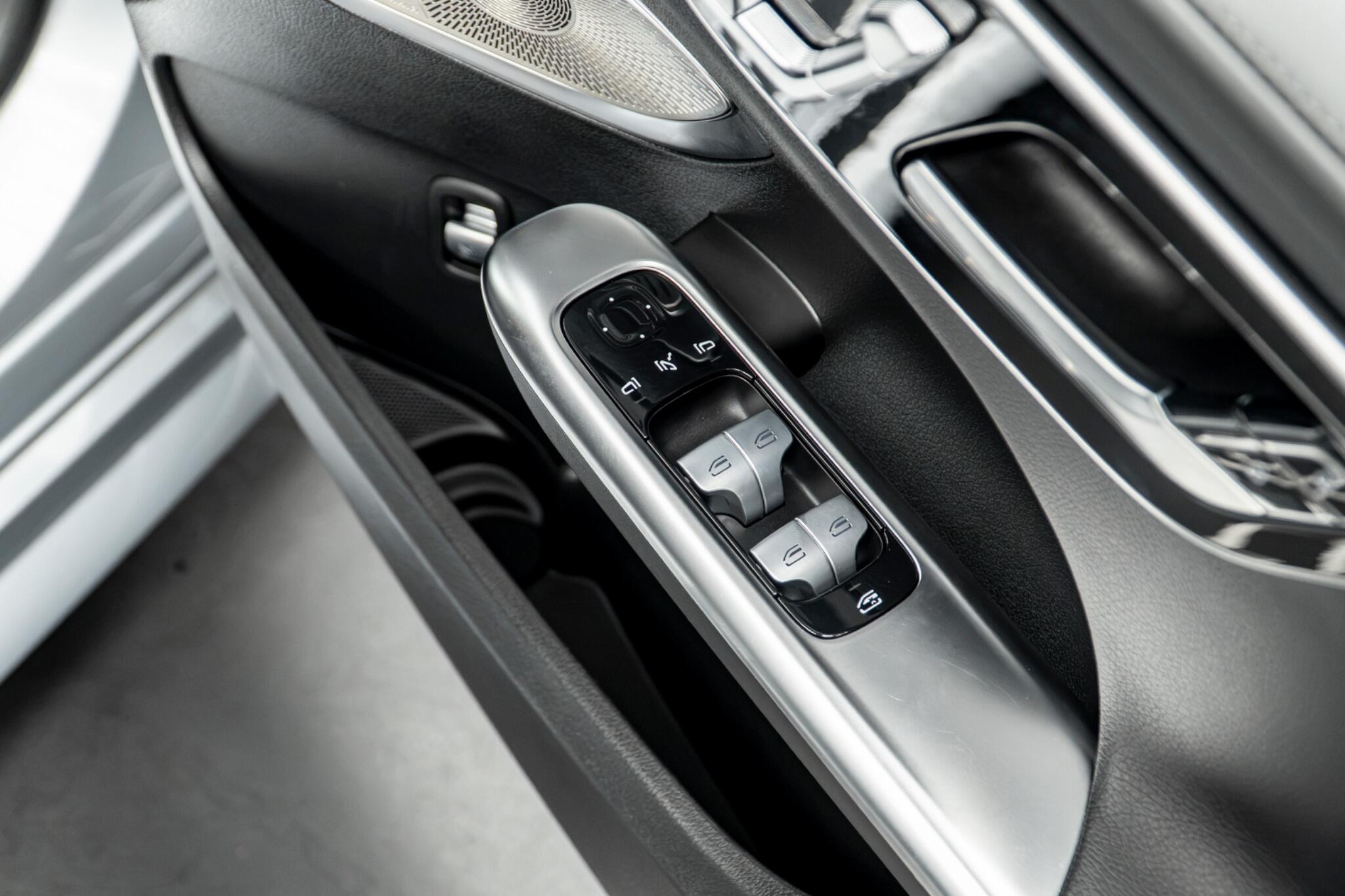 Mercedes-Benz C-Class view 32