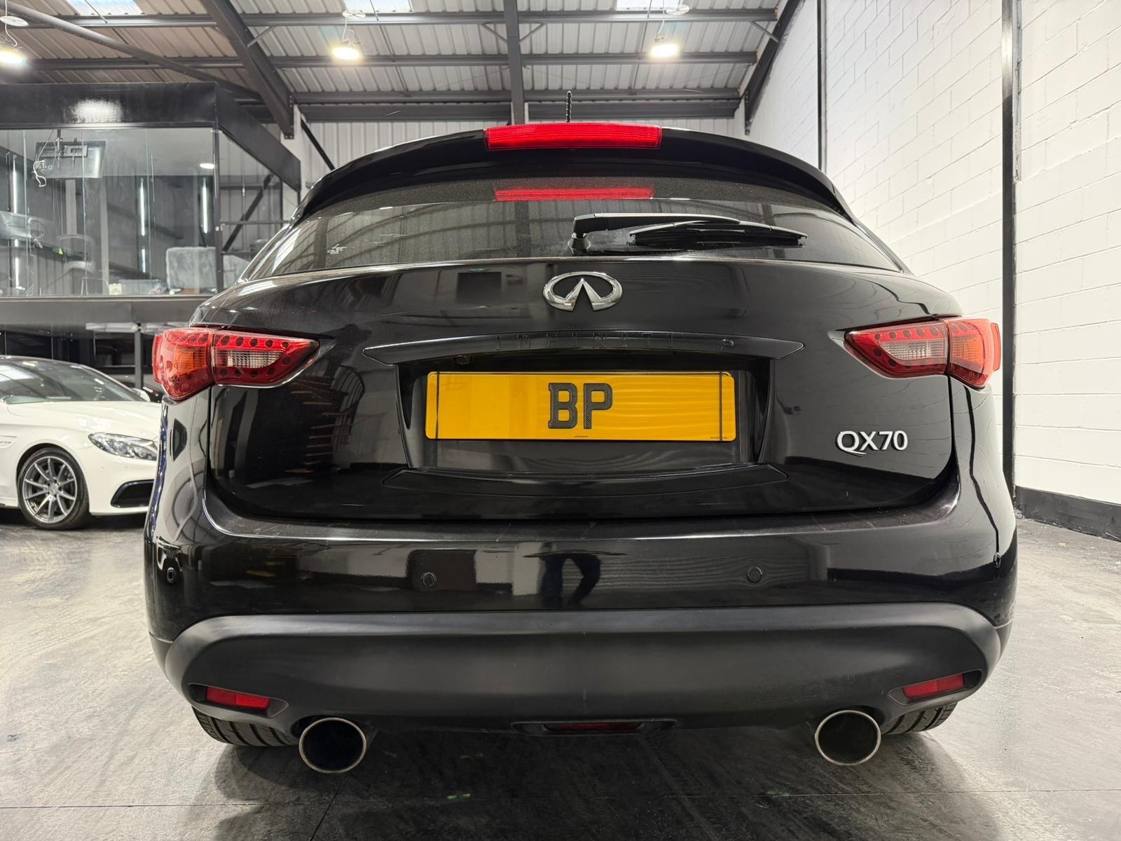 Infiniti QX70 view 10