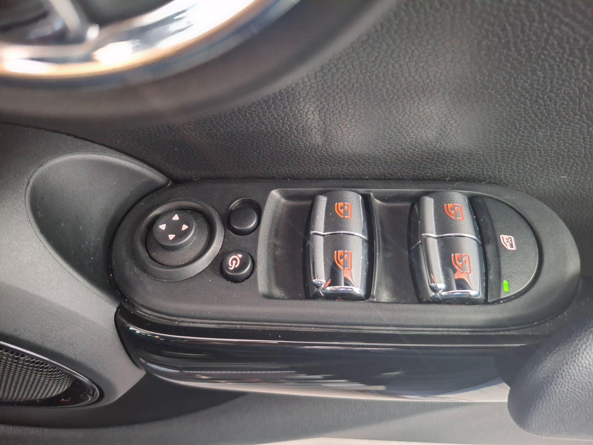 Mini Hatch view 9