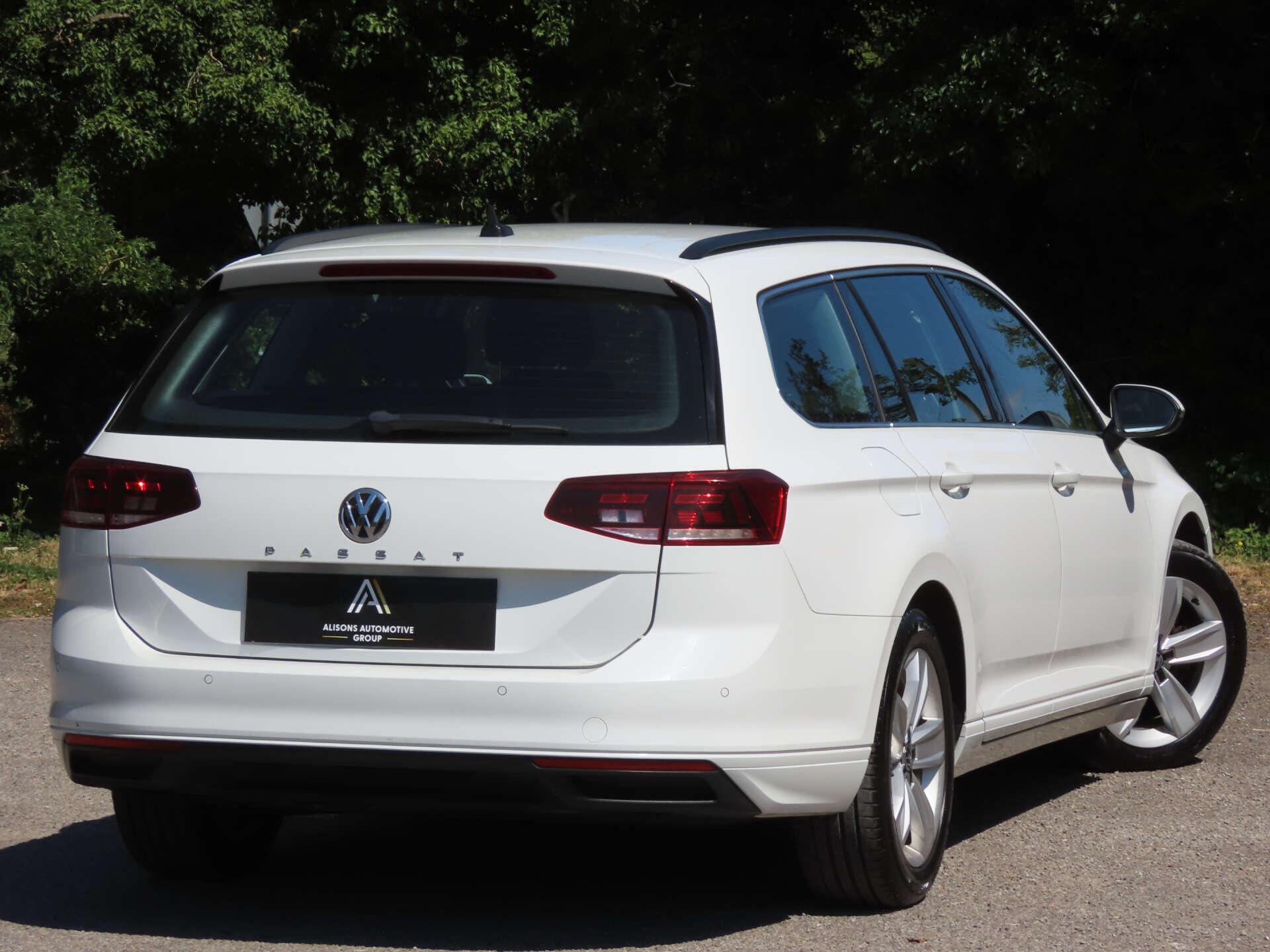 Volkswagen Passat view 4
