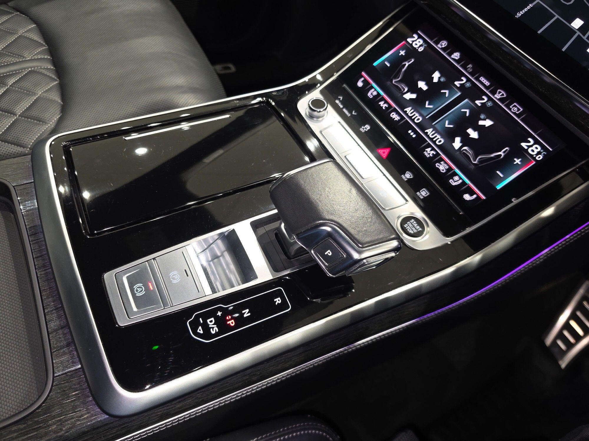 Audi Q8 view 24