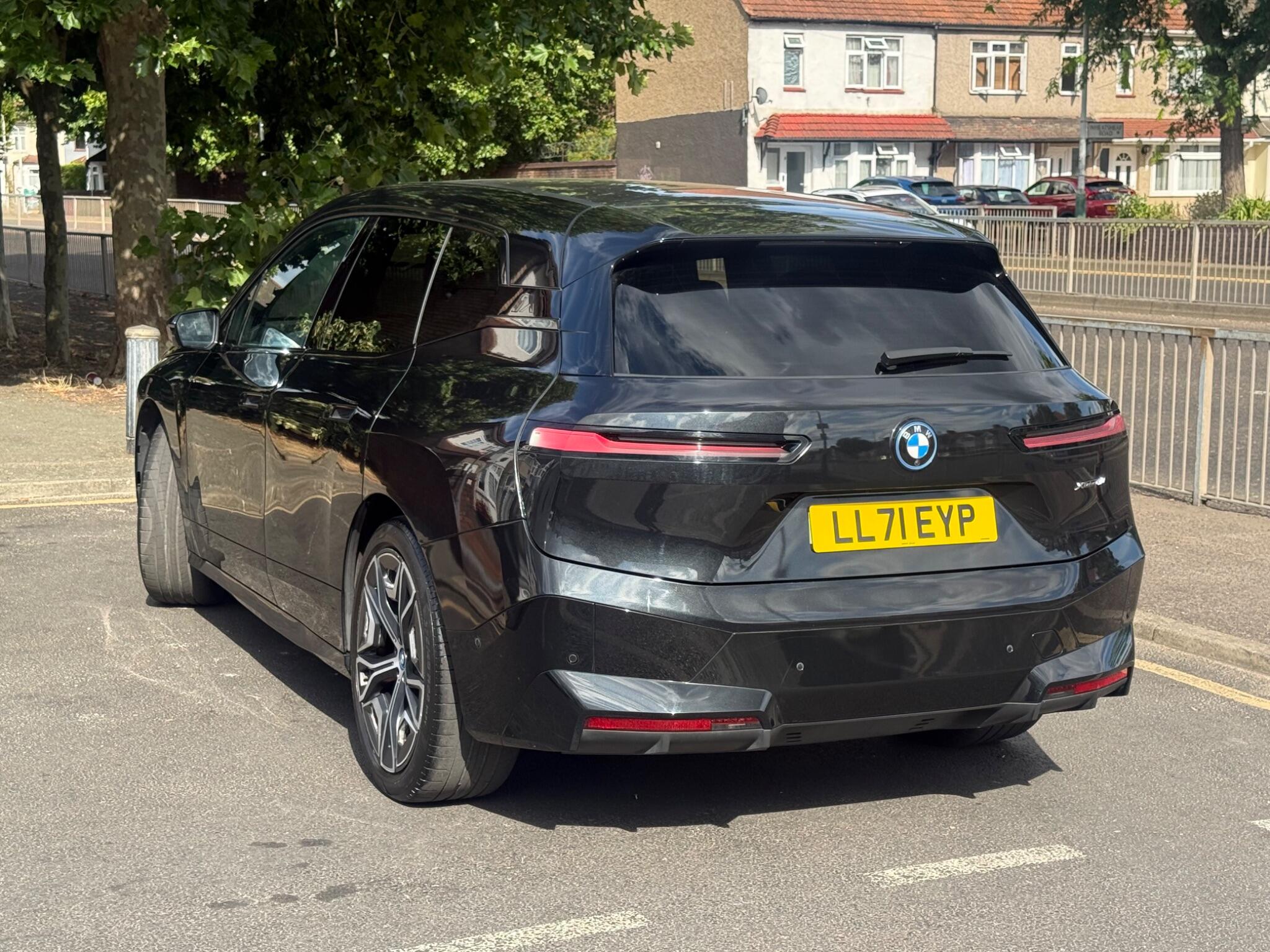 BMW Ix view 4