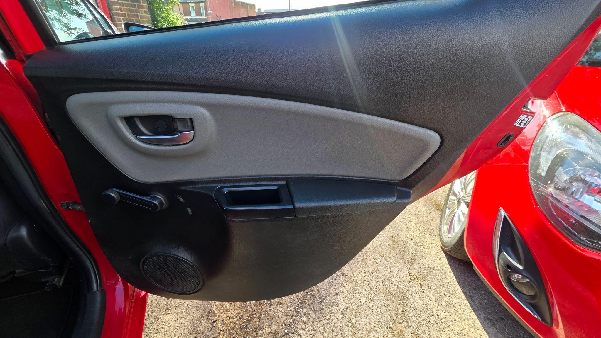 Toyota Yaris view 35