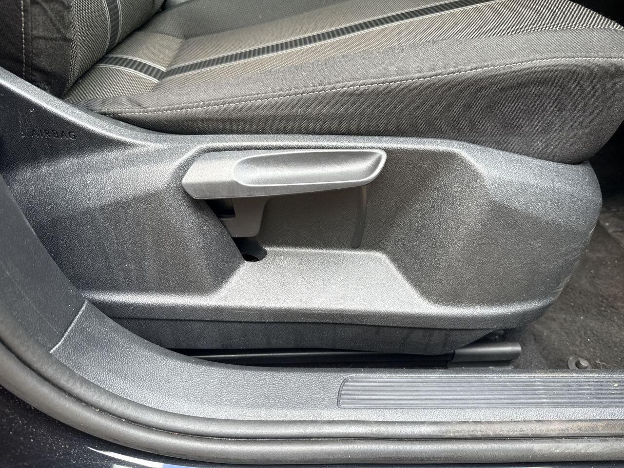 Volkswagen T-Roc view 12