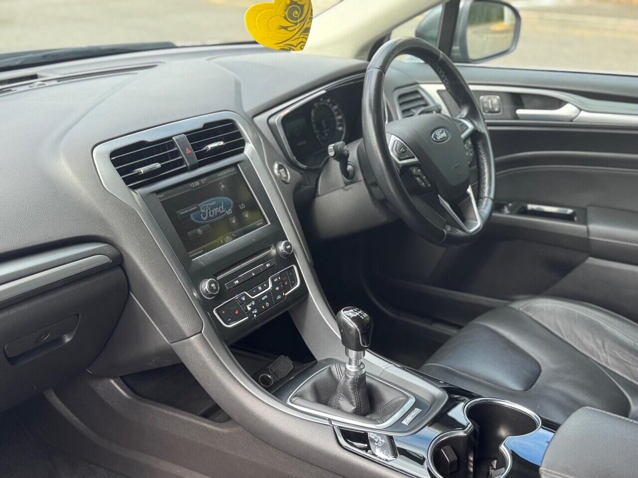 Ford Mondeo view 11
