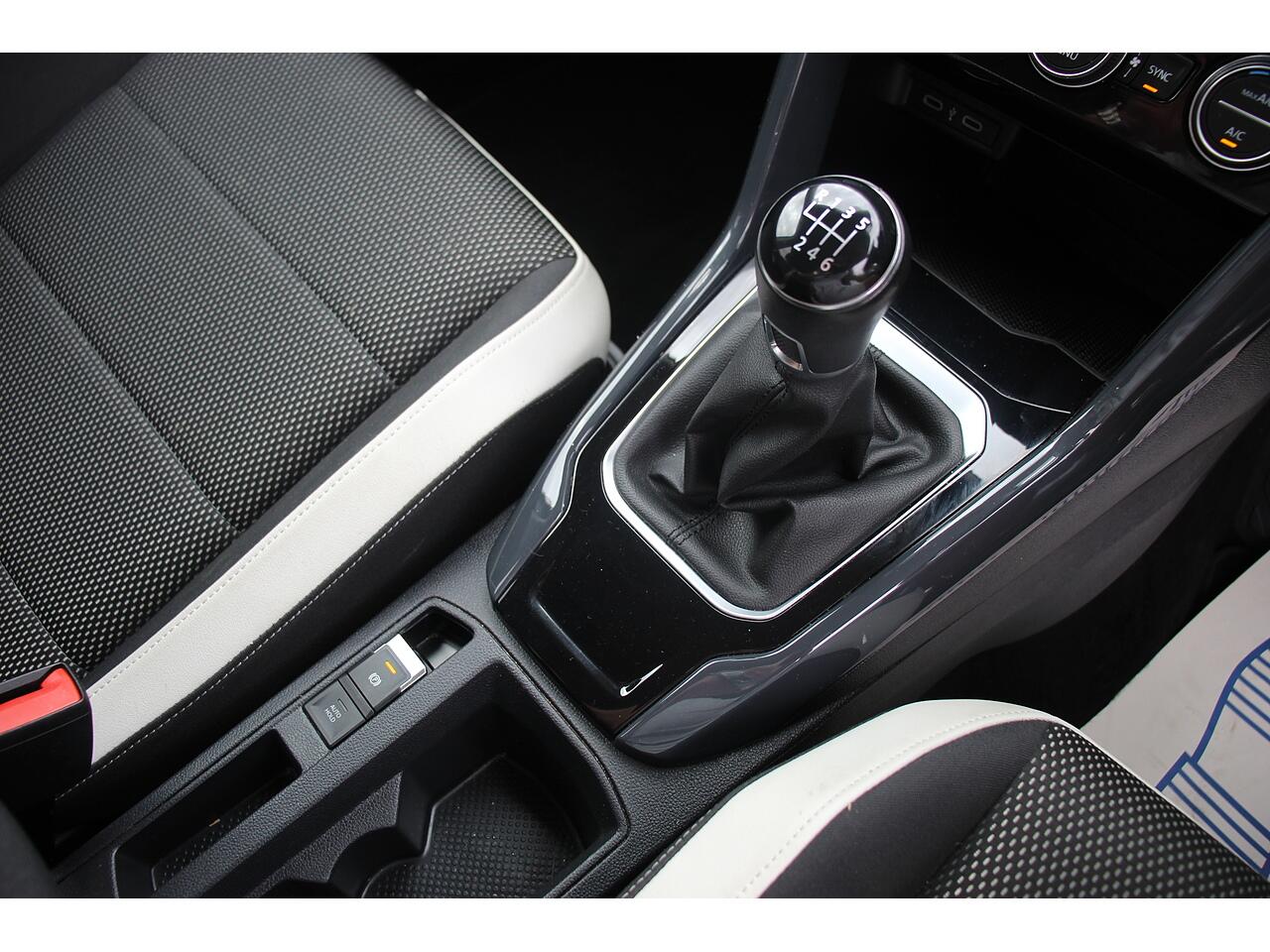Volkswagen T-Roc view 28