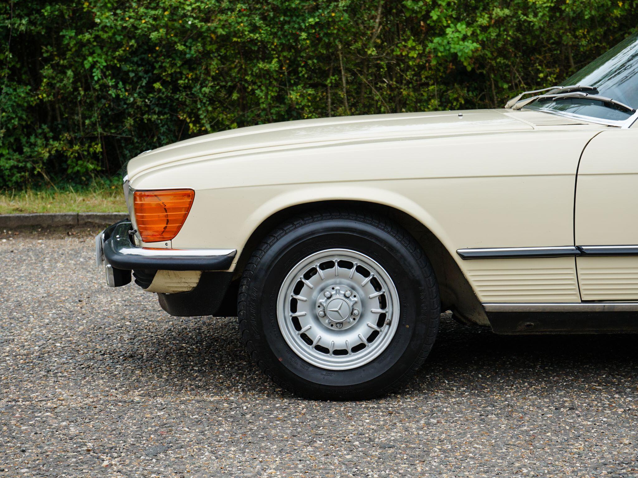 Mercedes-Benz 500 SL view 5
