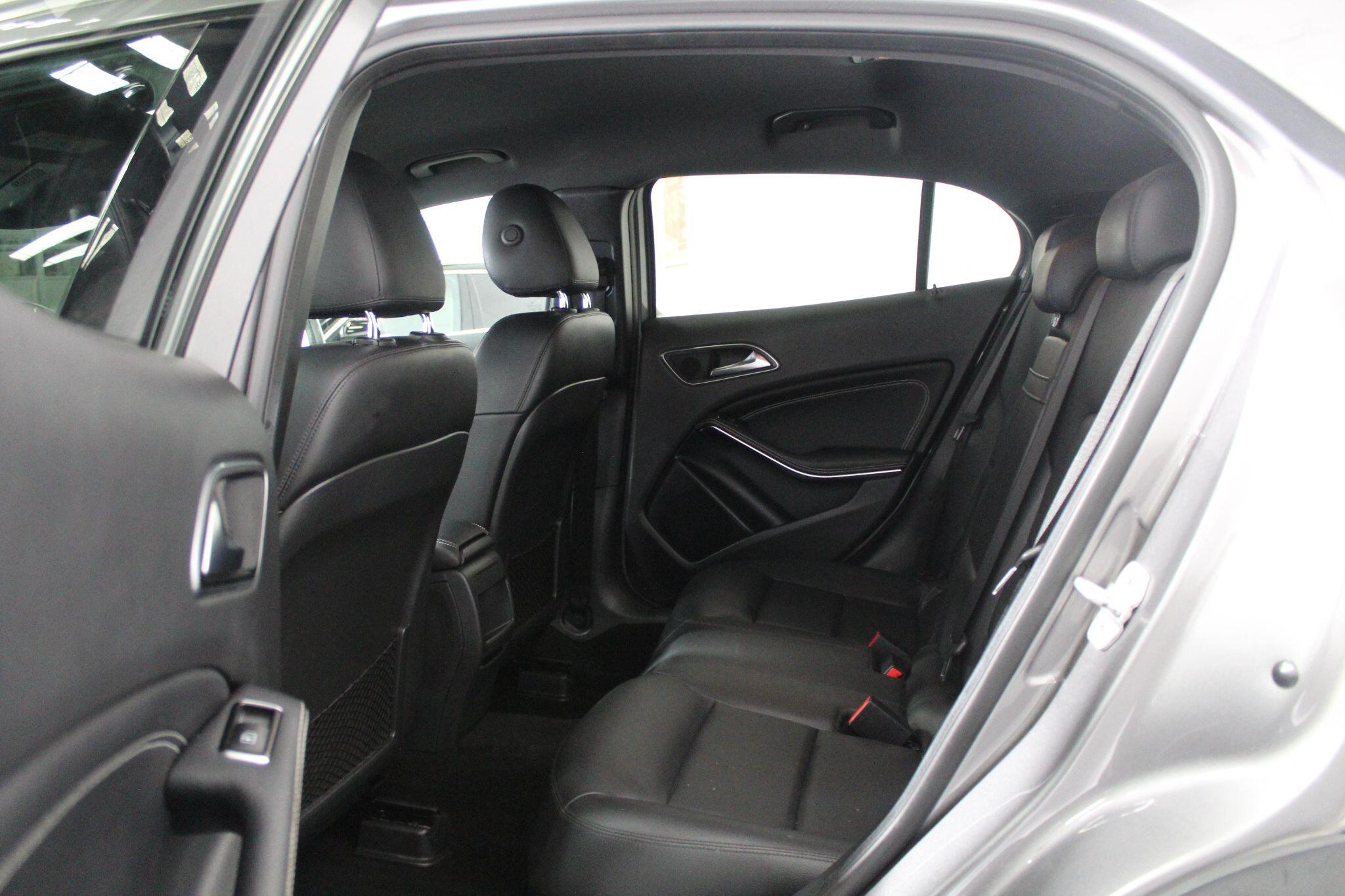 Mercedes-Benz Gla view 54