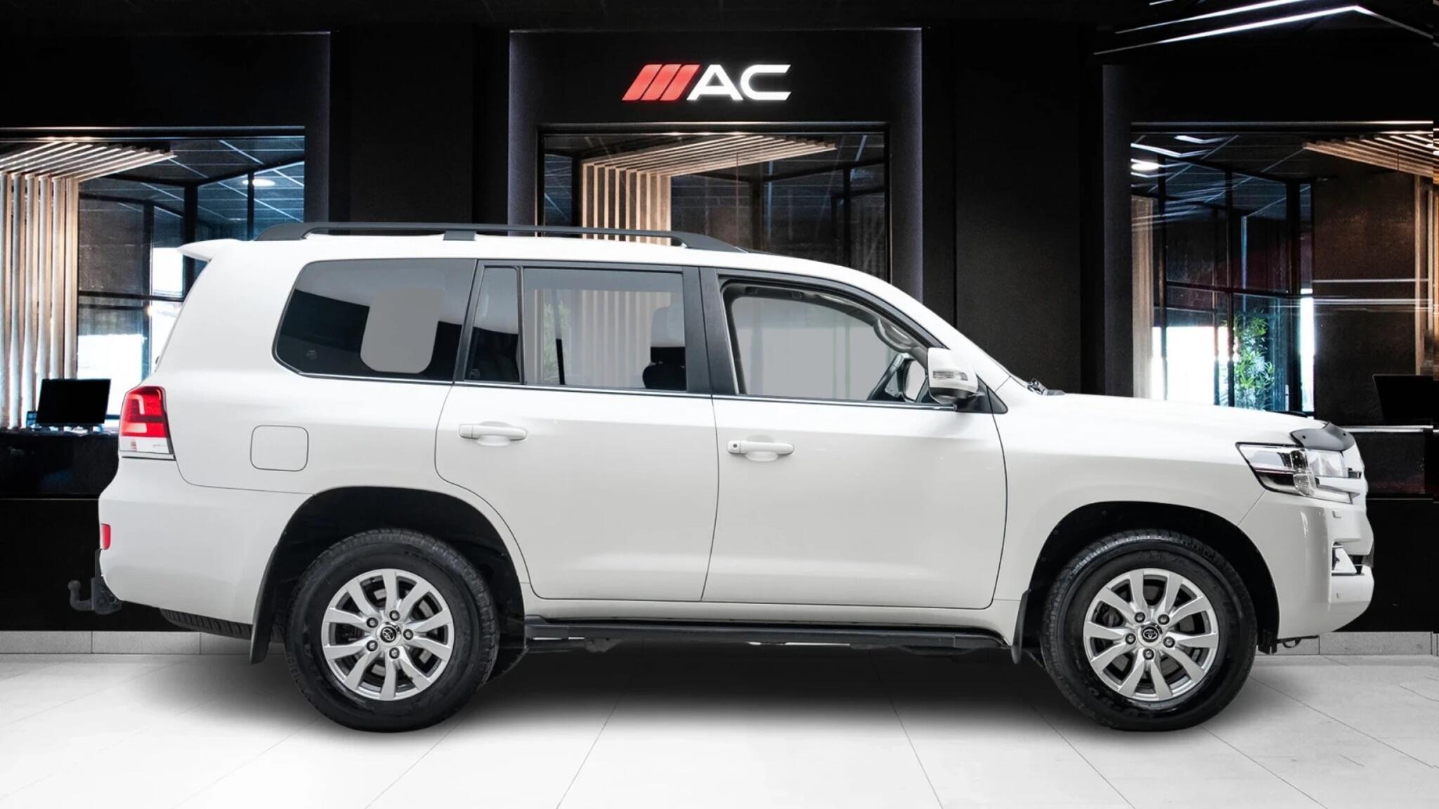 Toyota Land Cruiser view 6