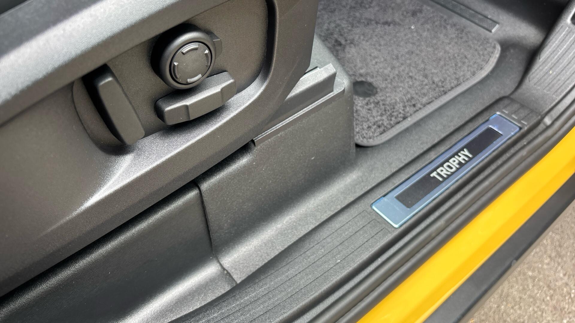 Land Rover Defender view 50