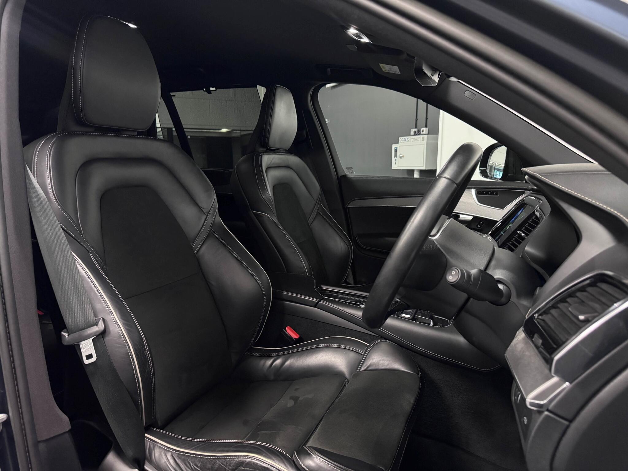 Volvo XC90 view 32