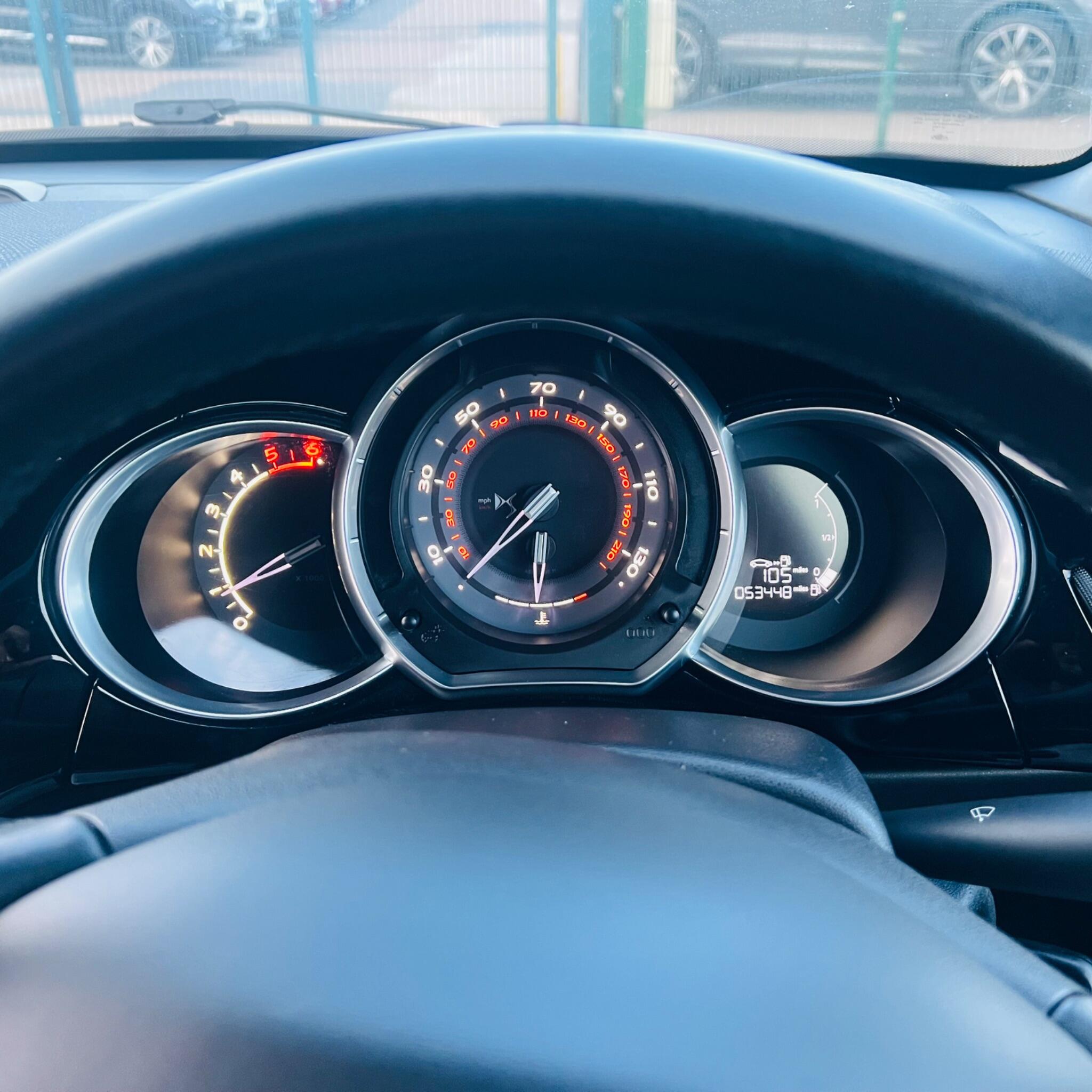DS Automobiles DS 3 view 8