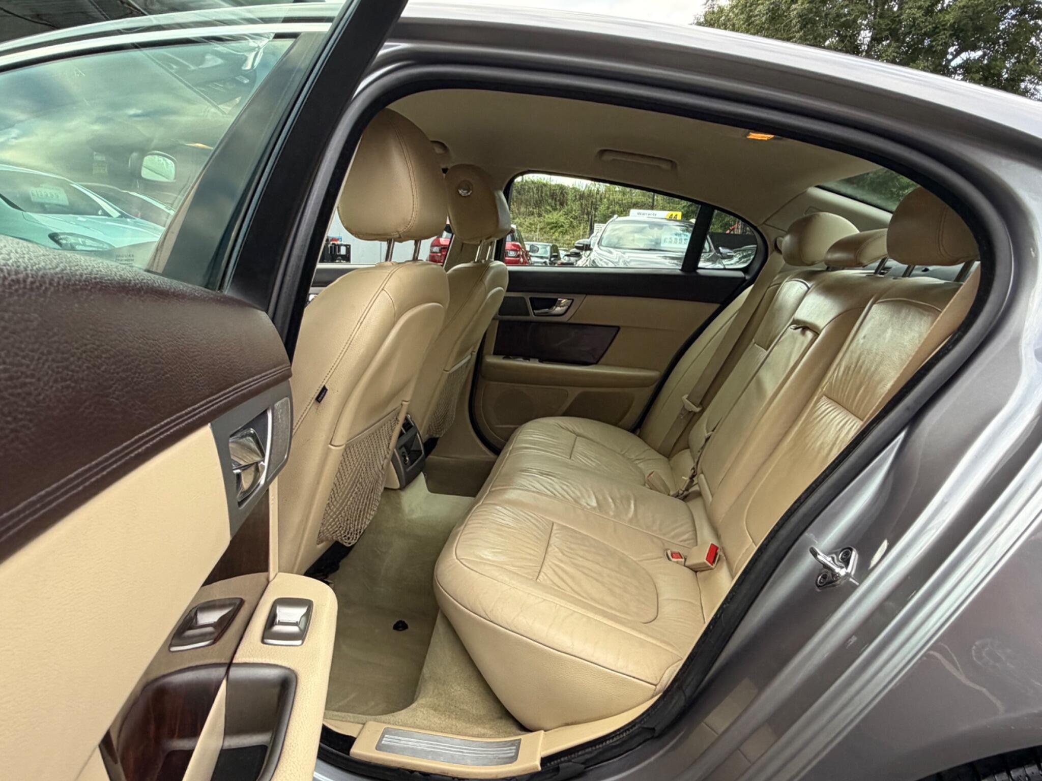 Jaguar XF view 17