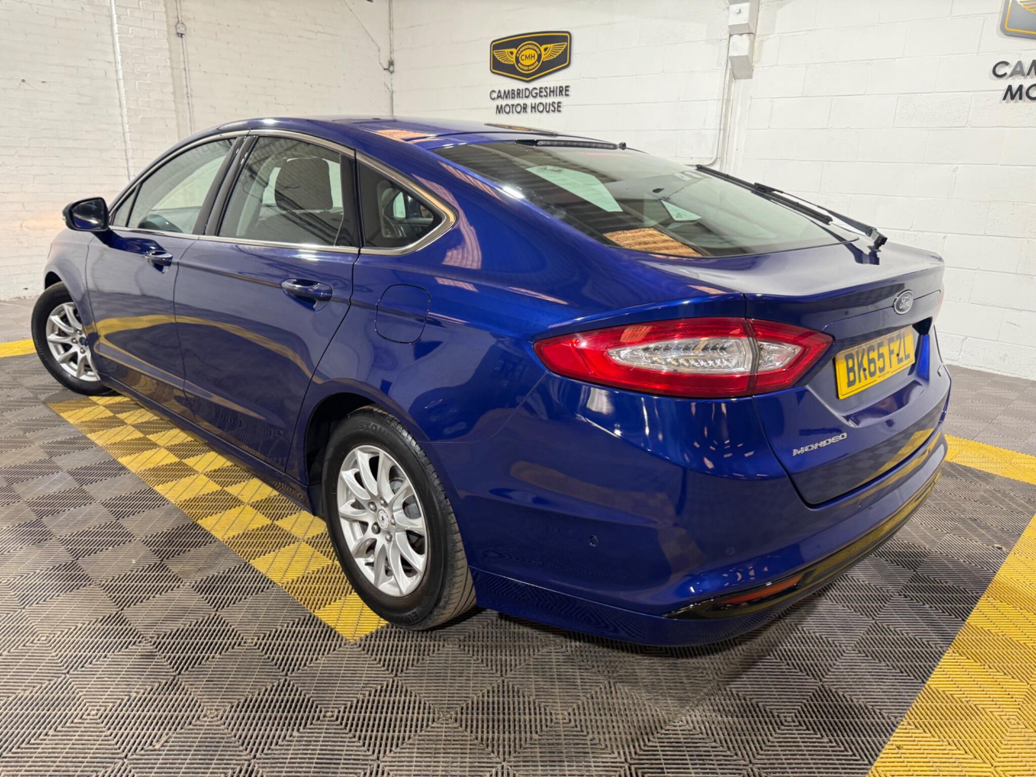 Ford Mondeo view 3