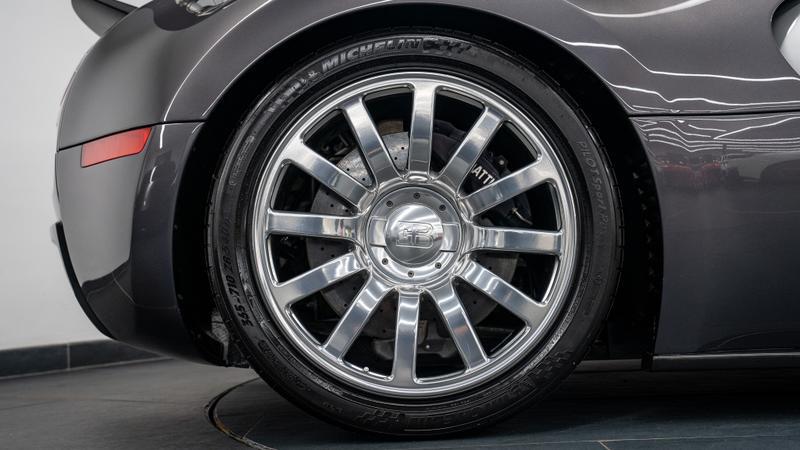 Bugatti Veyron view 18
