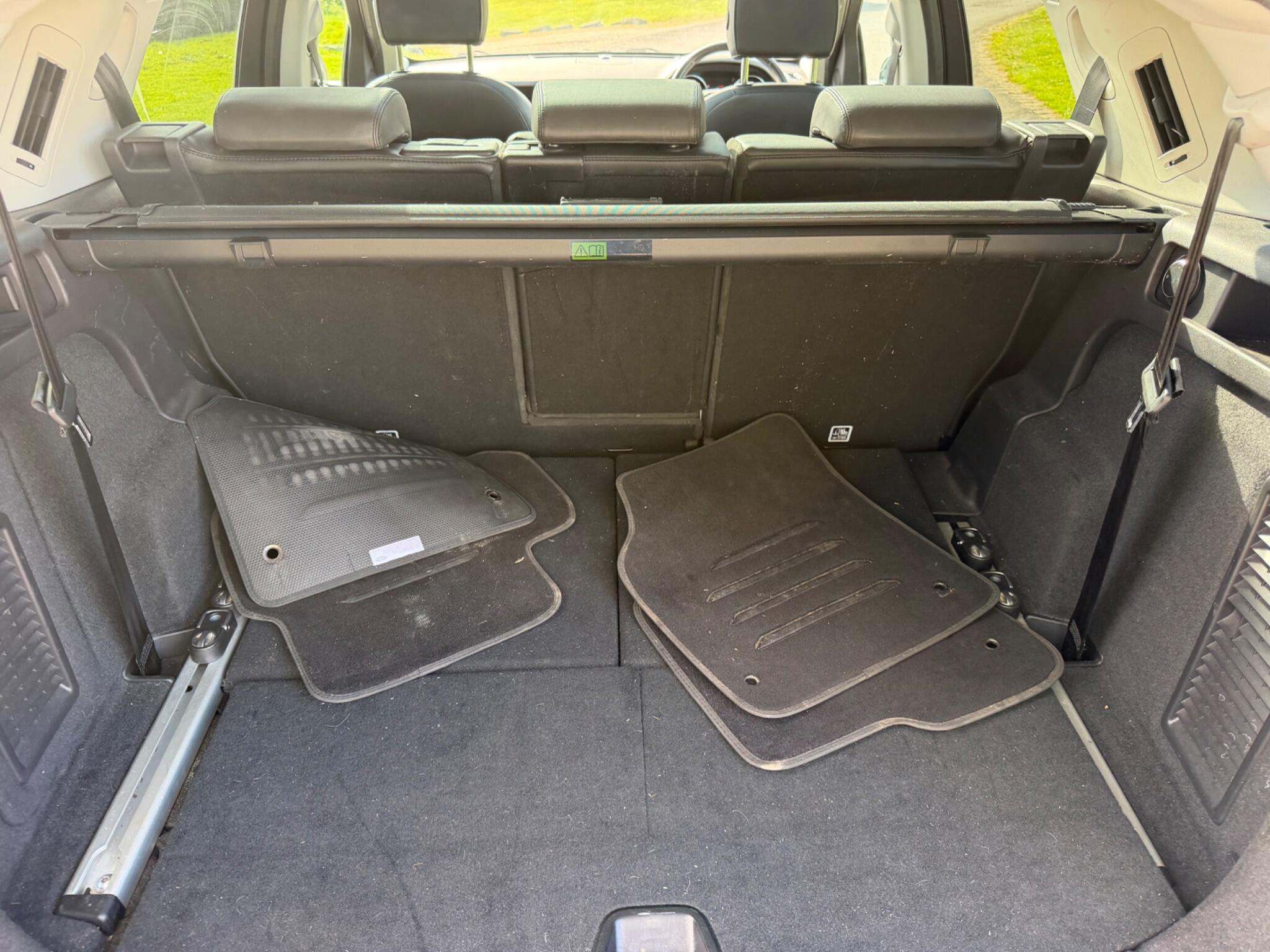 Land Rover Discovery Sport view 12