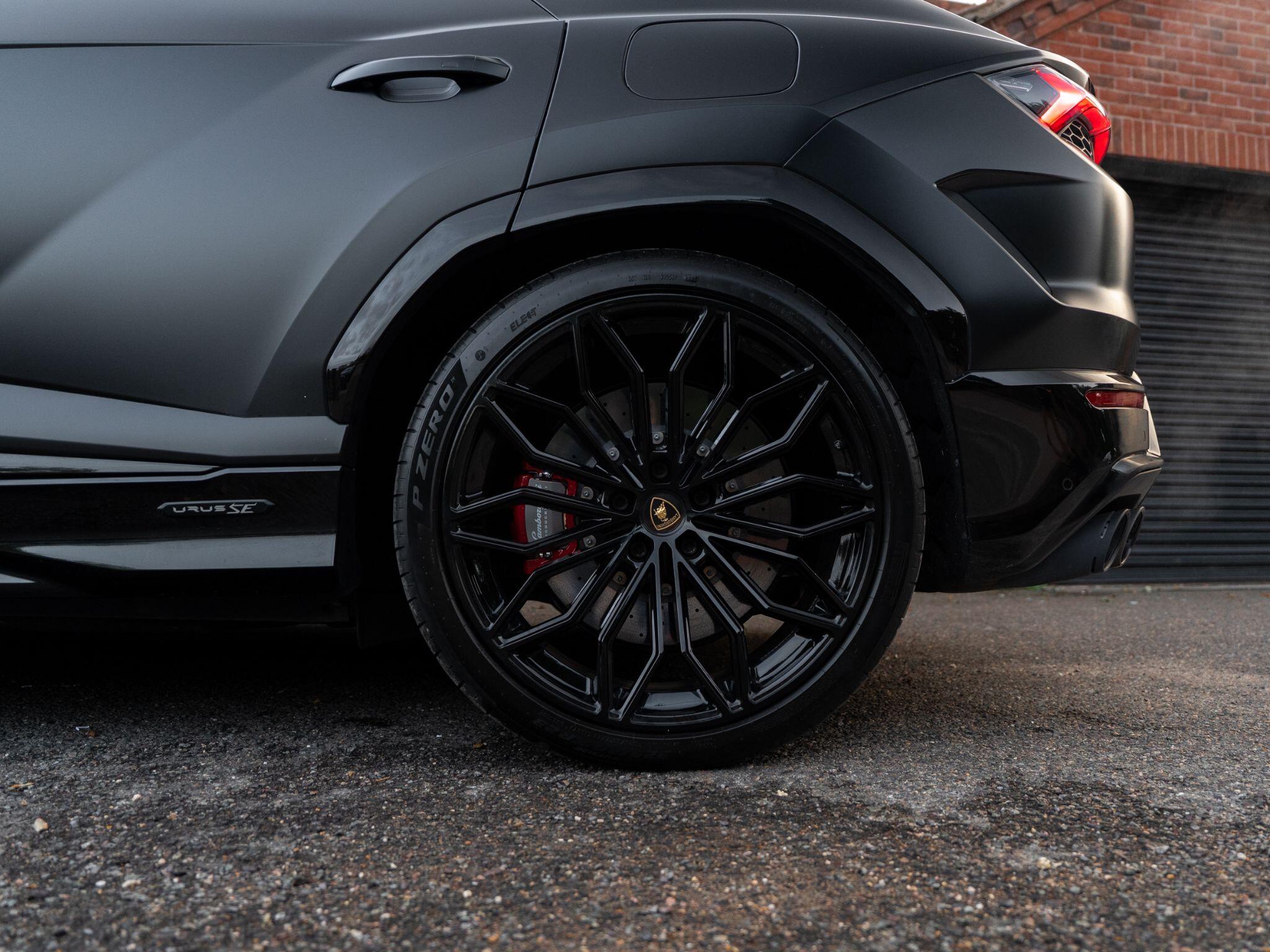 Lamborghini Urus view 33