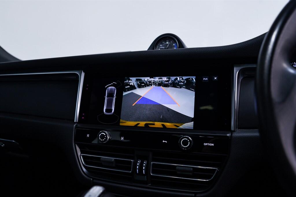 Porsche Macan view 21