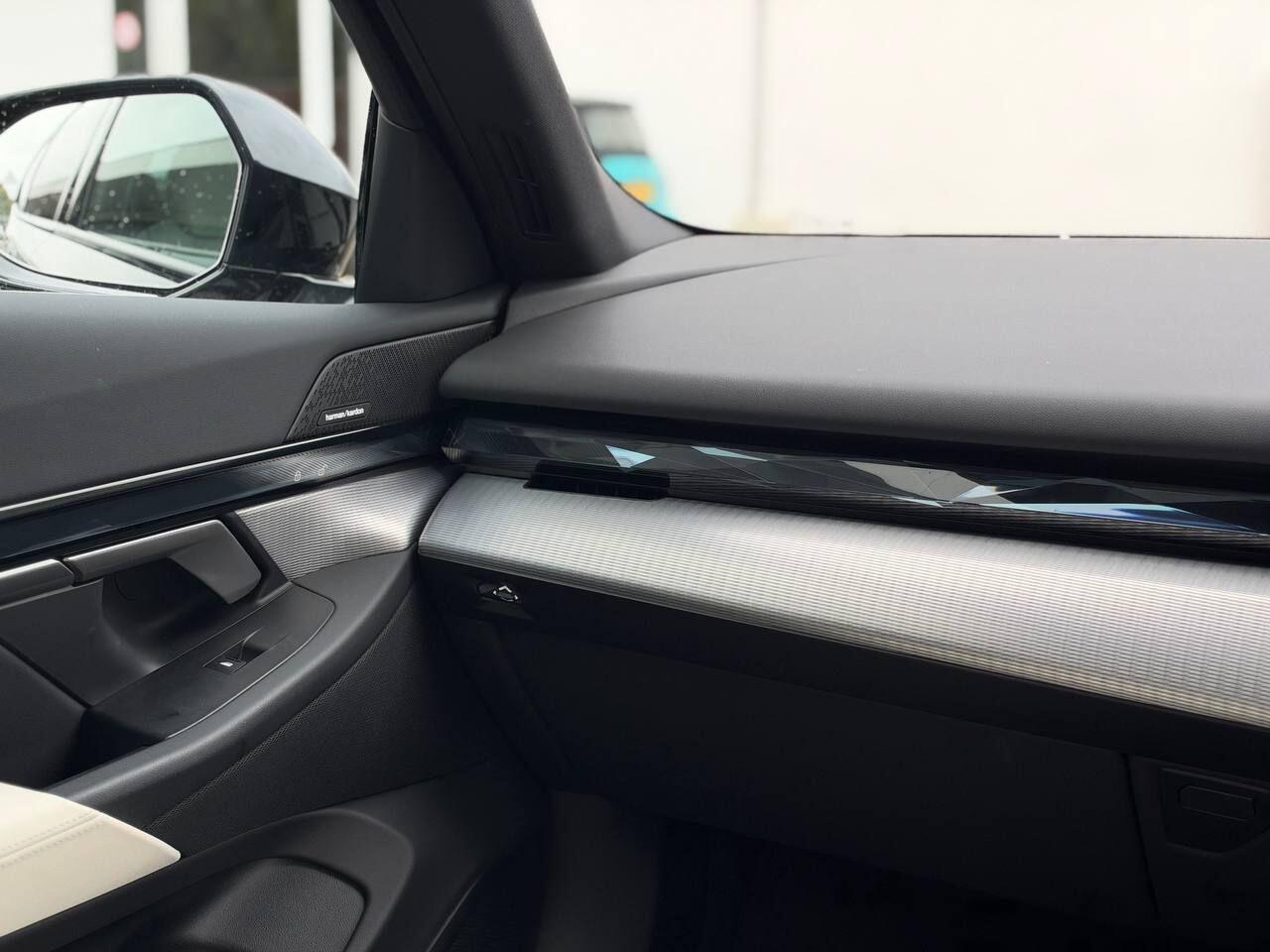 BMW i5 view 27