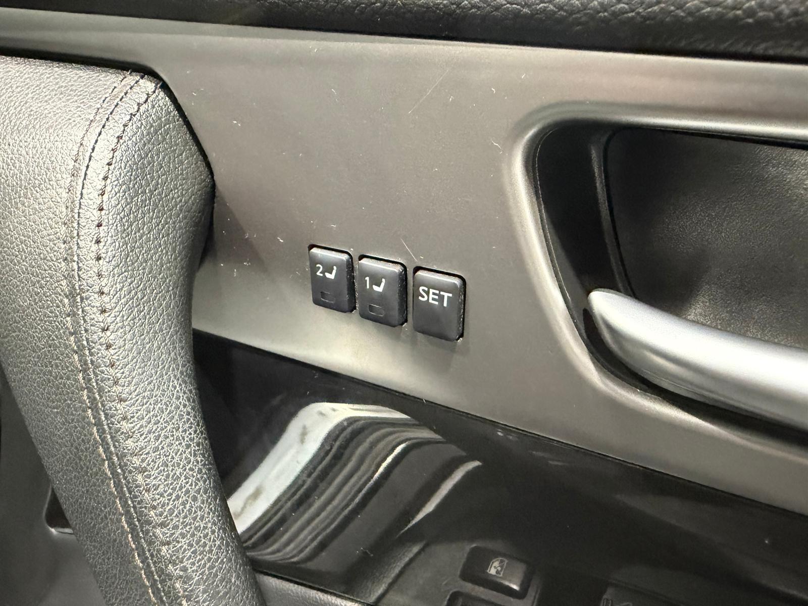 Infiniti QX70 view 22