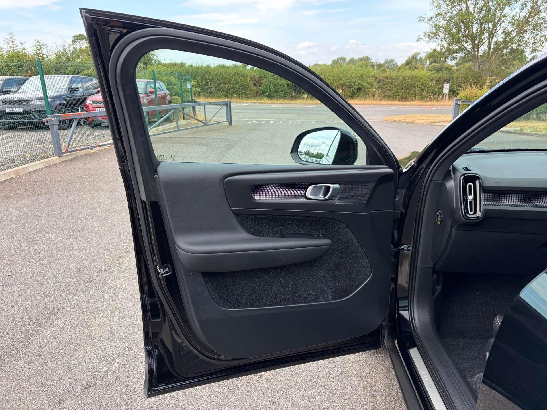 Volvo XC40 view 14