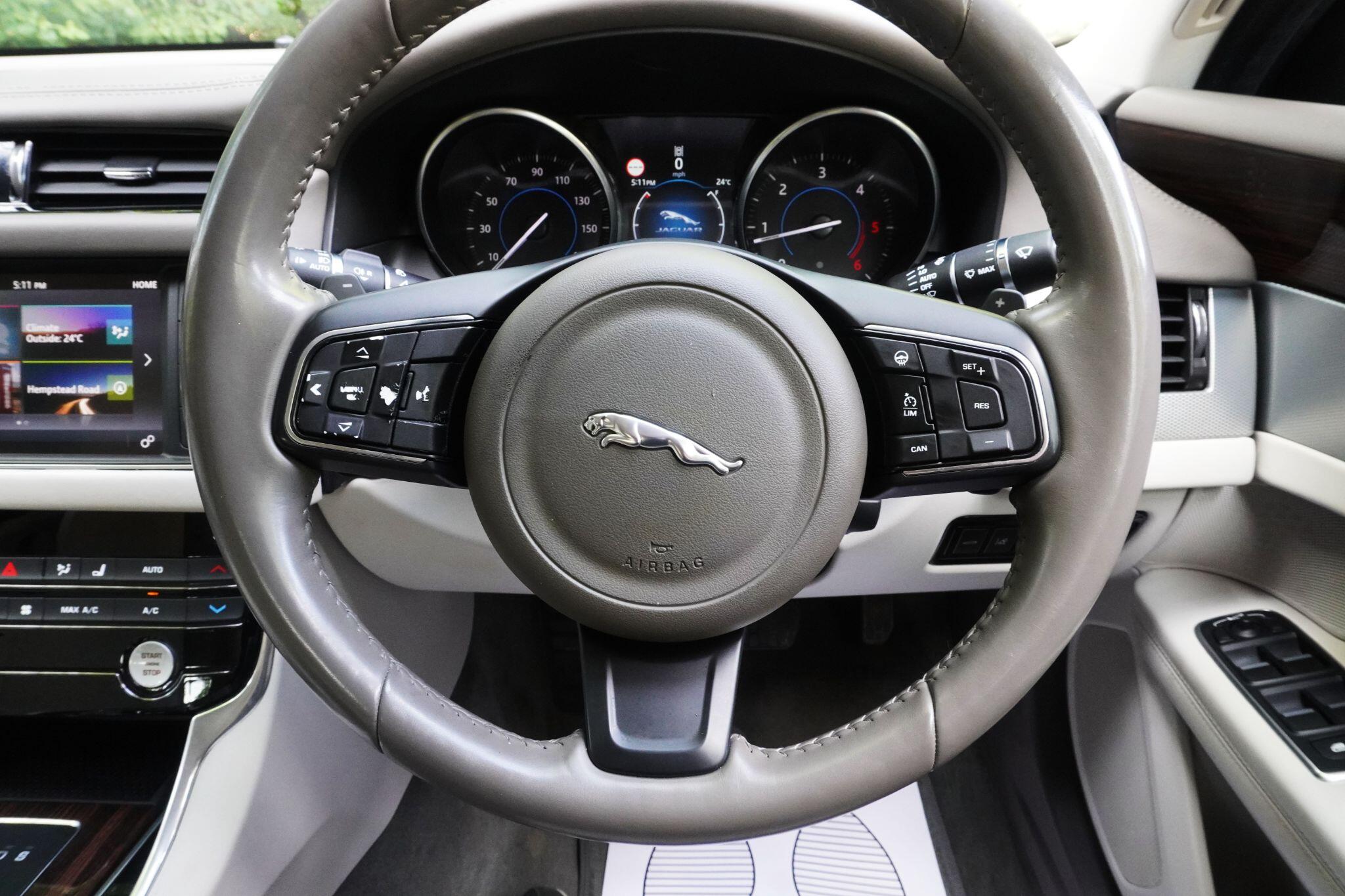 Jaguar XF view 35
