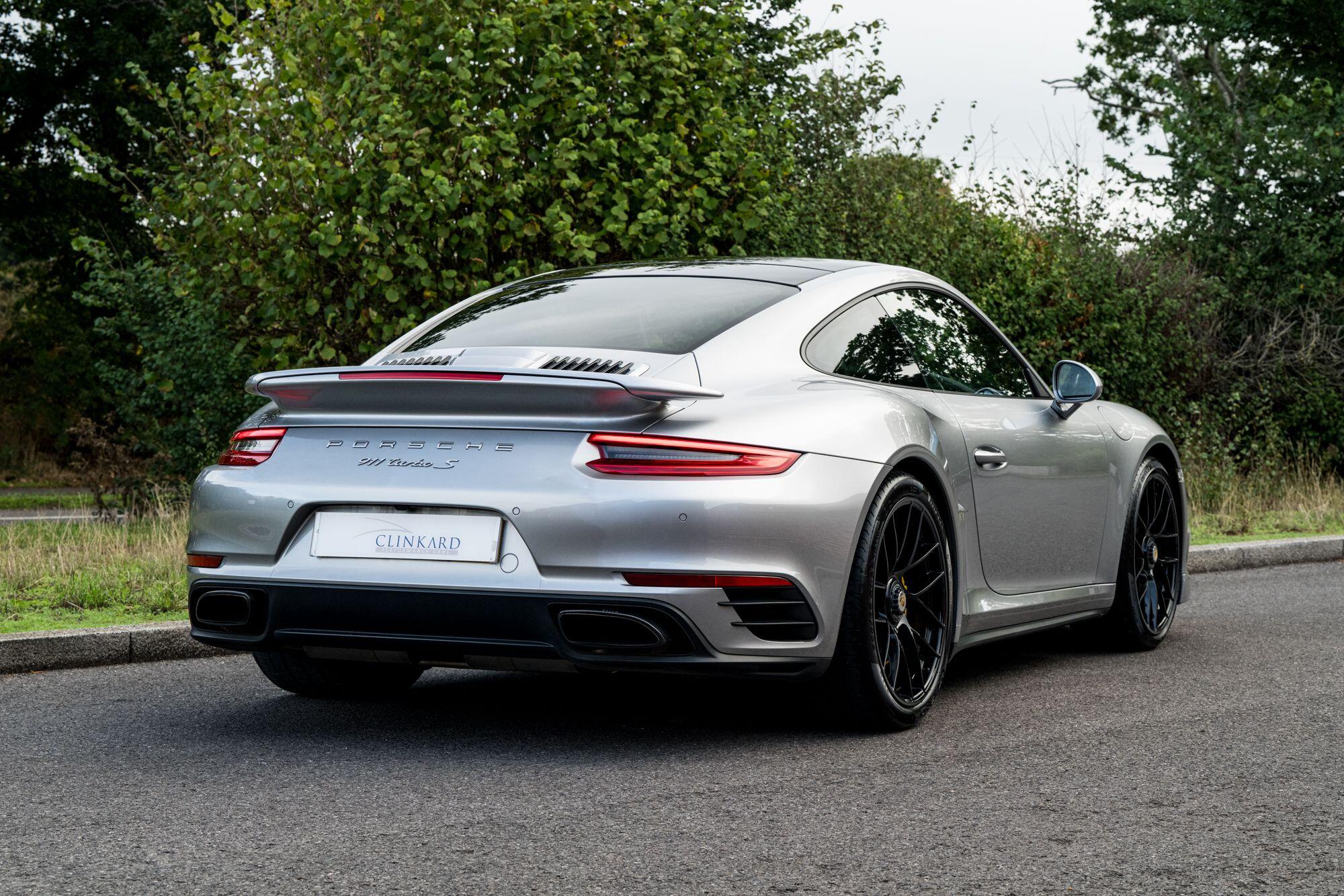 Porsche 911 view 8