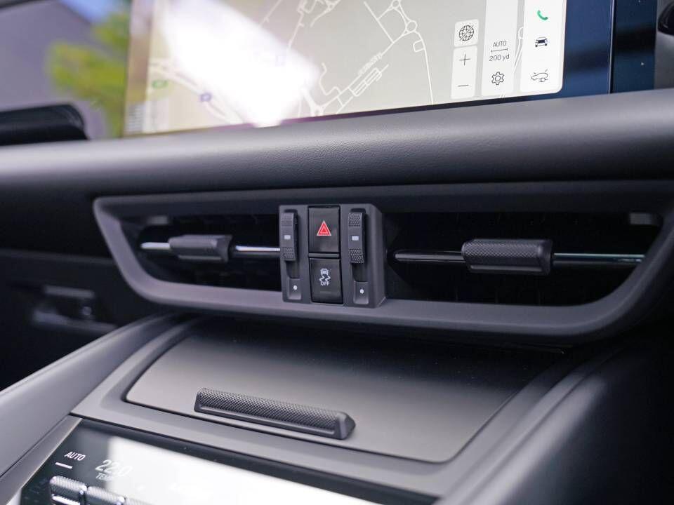 Porsche Macan view 34