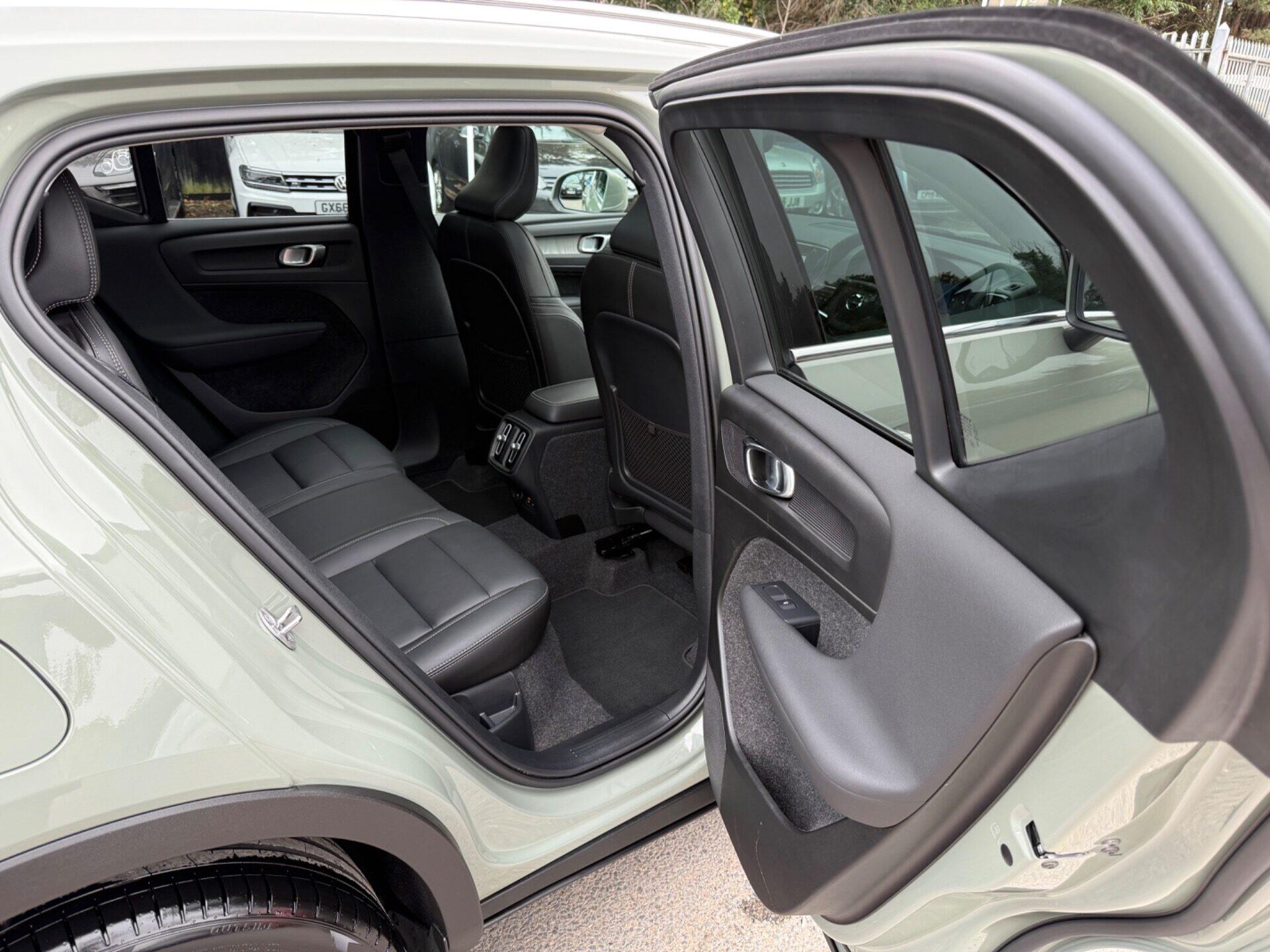 Volvo XC40 view 34