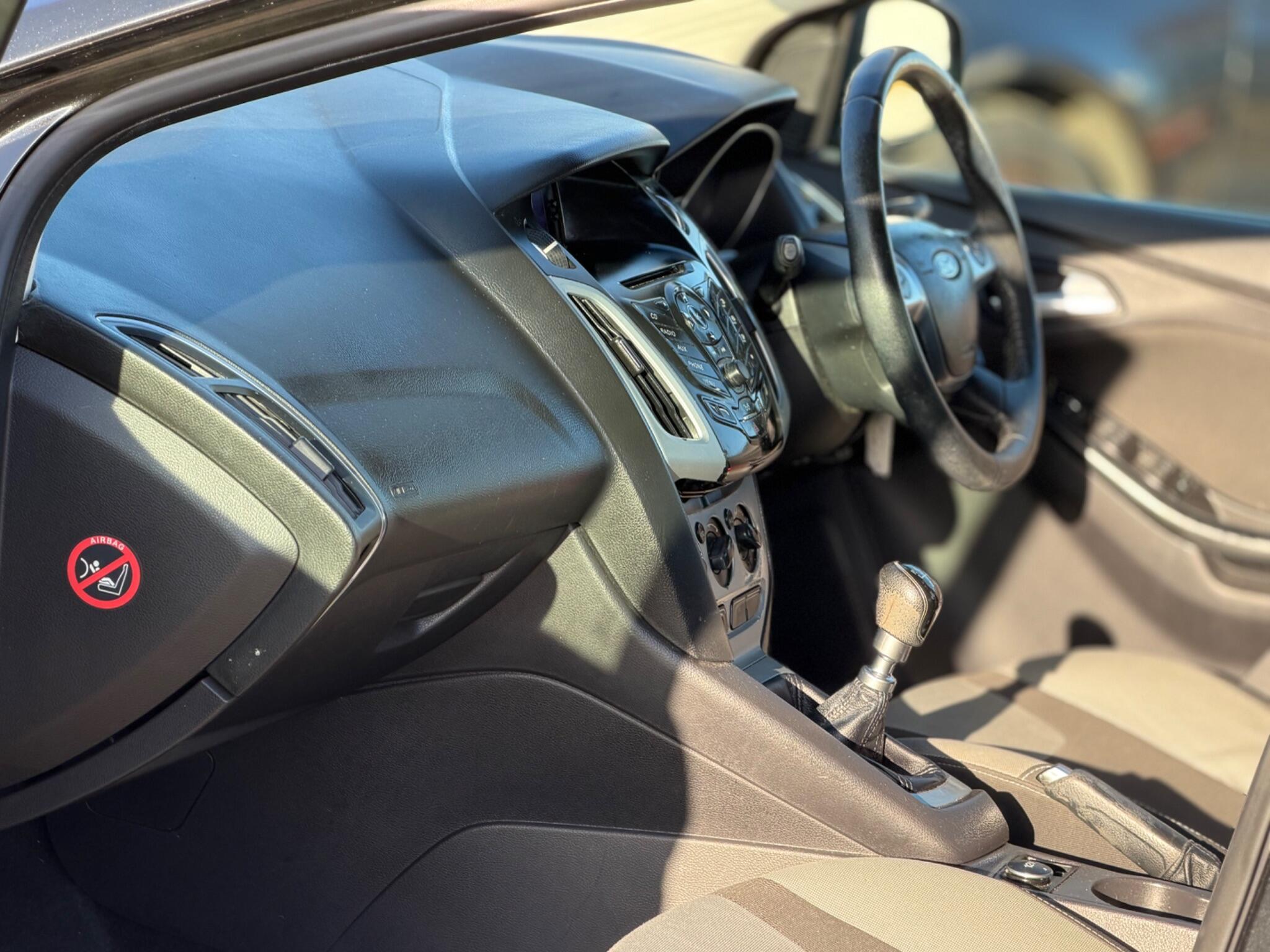 2012 Ford Focus 1.6 TDCi Zetec Euro 5 (s/s) 5dr image 25