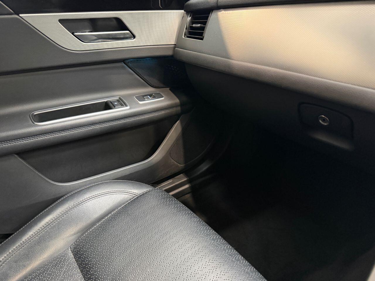 Jaguar XF view 43