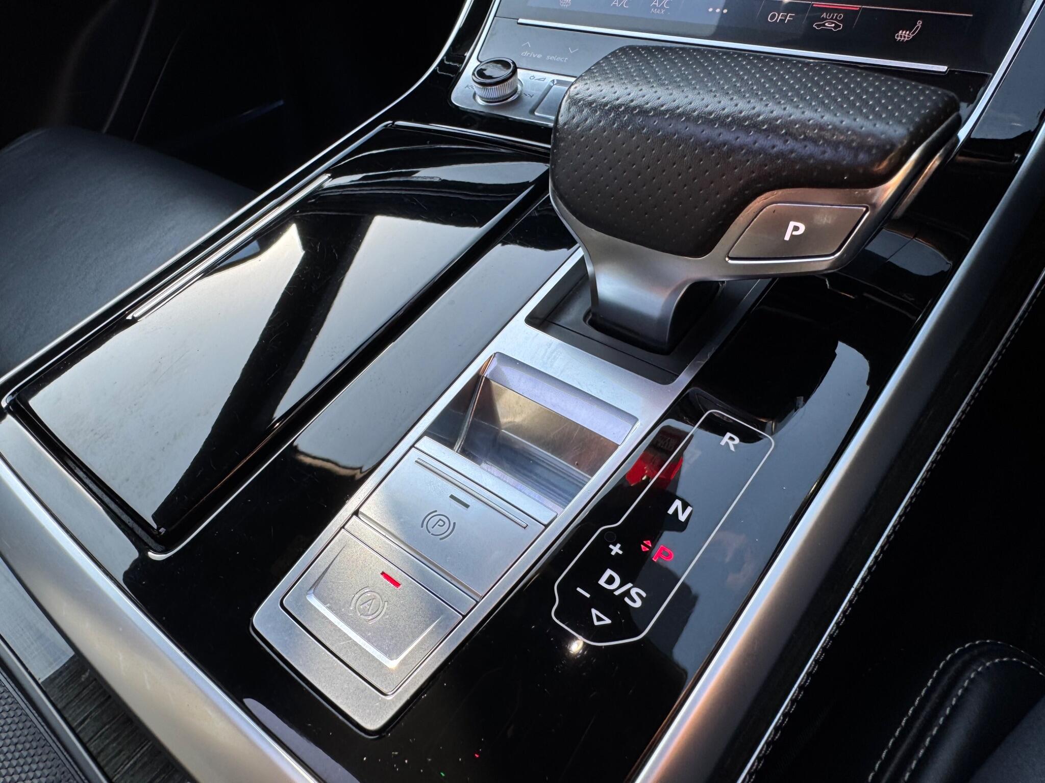Audi Q8 view 34
