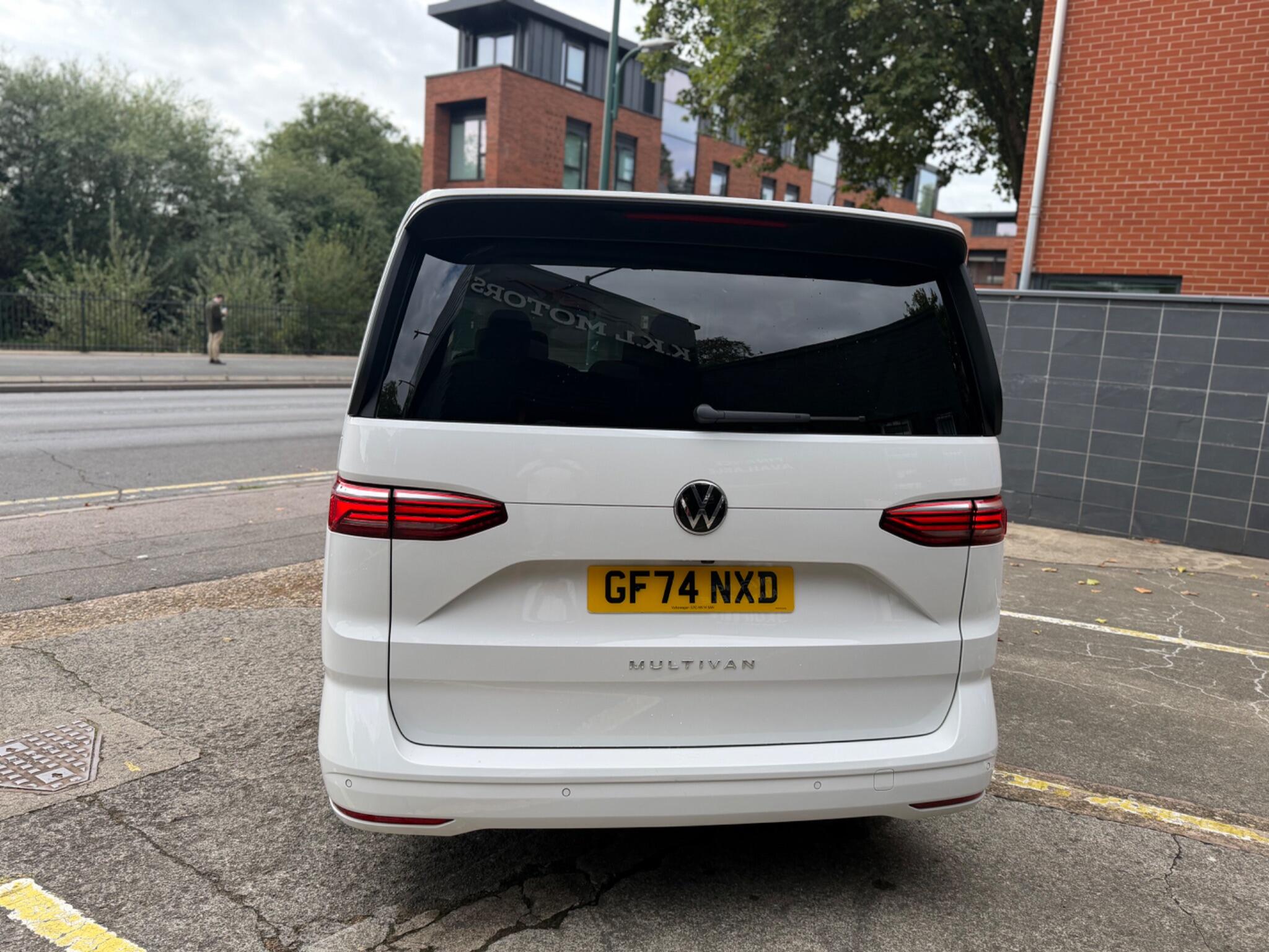 Volkswagen Multivan view 11