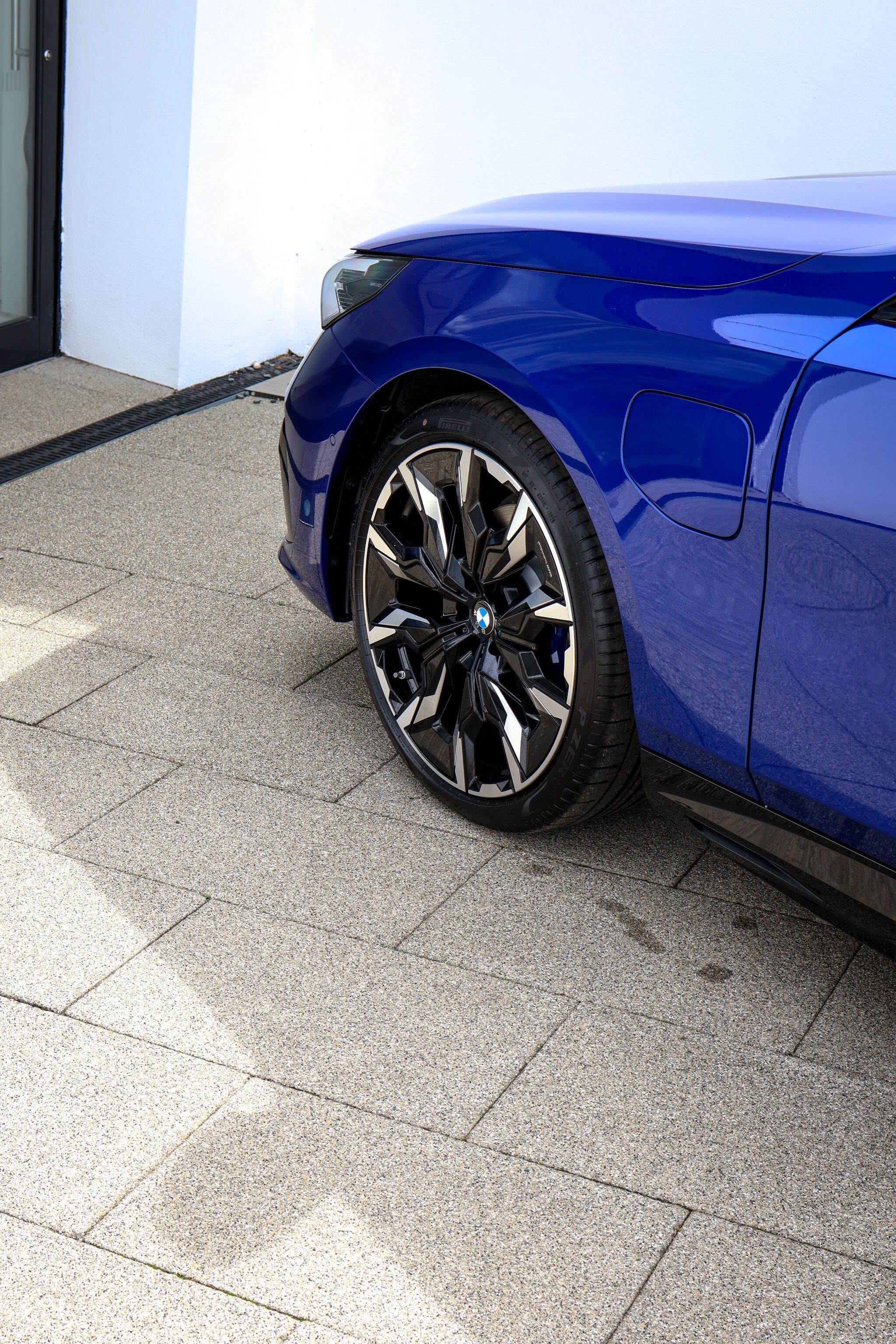 BMW 5 Series view 13