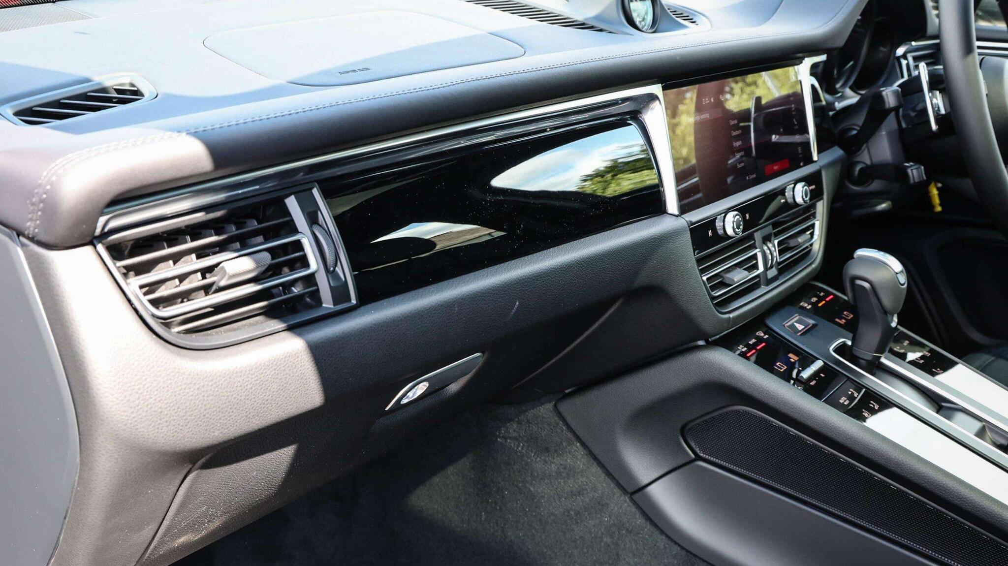 Porsche Macan view 11