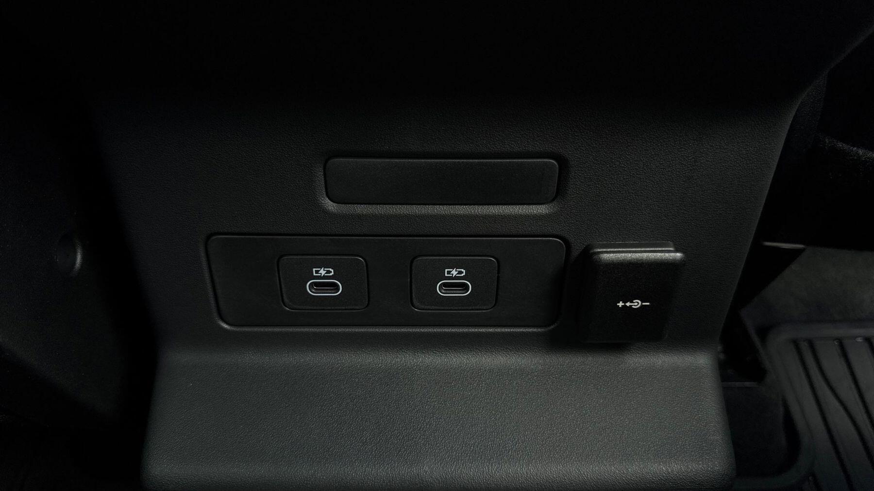 Land Rover Range Rover Velar view 41