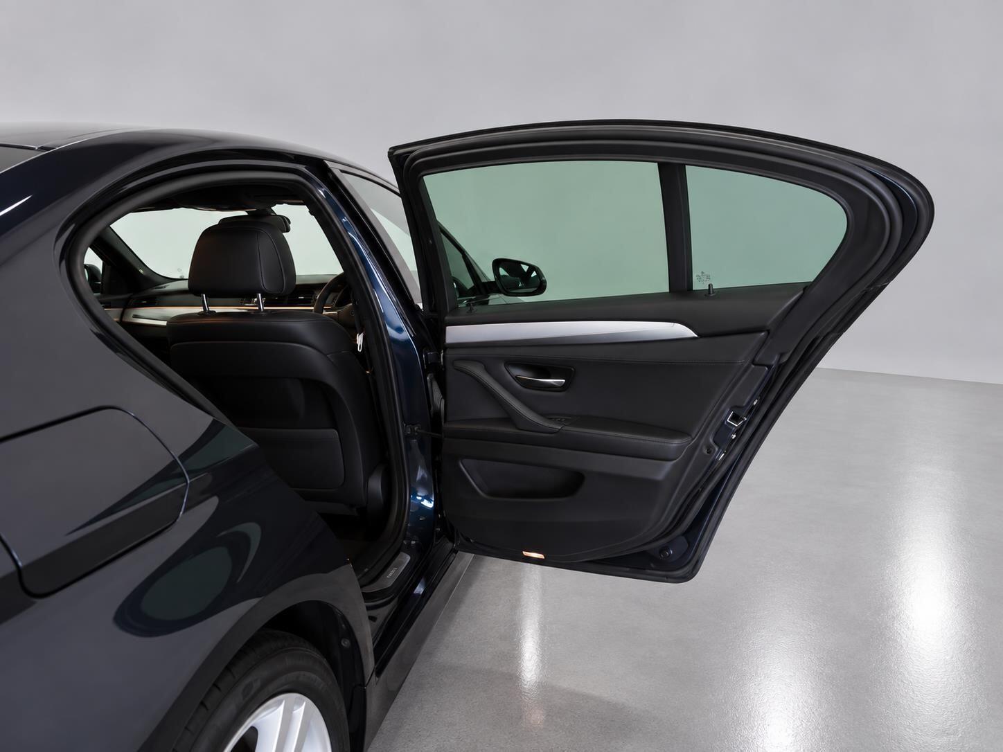 BMW 5 Series view 26
