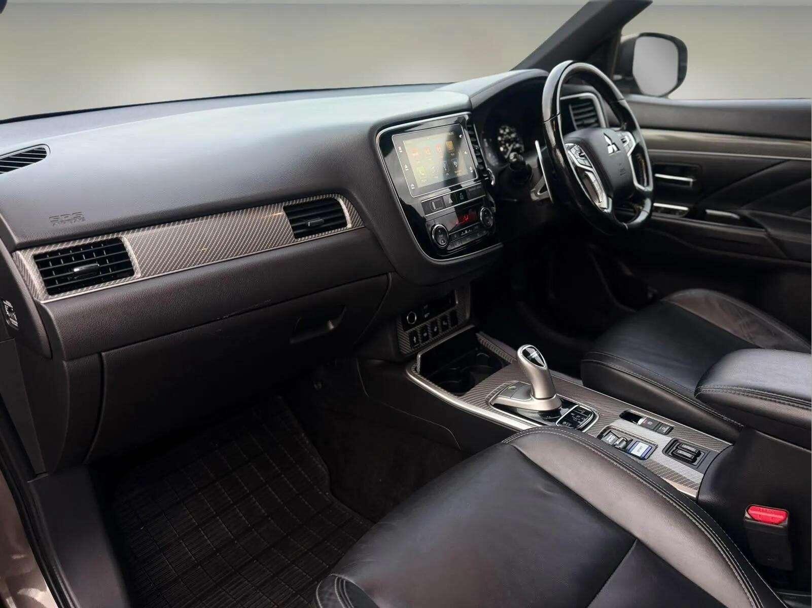 Mitsubishi Outlander view 2