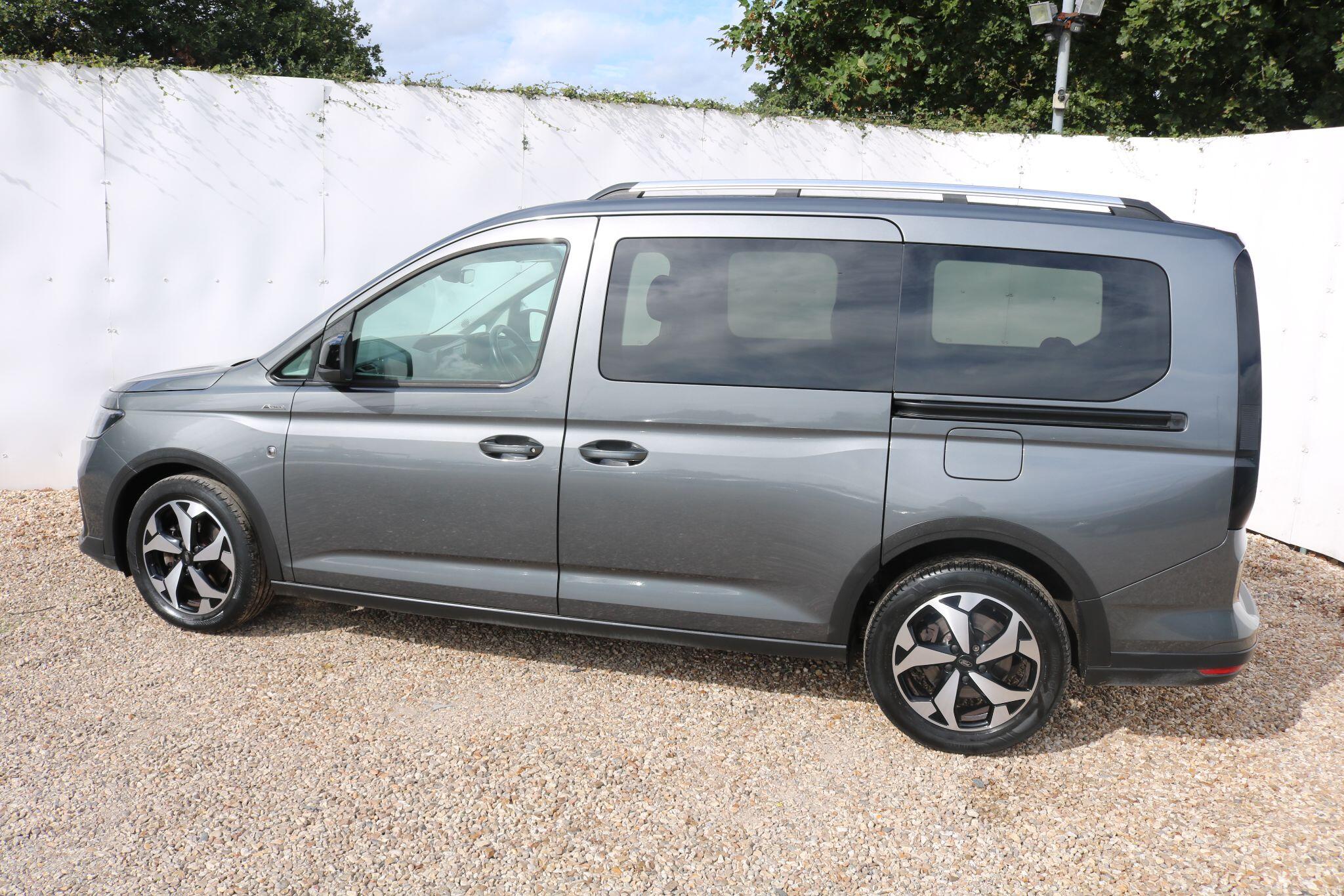 Ford Grand Tourneo Connect view 4