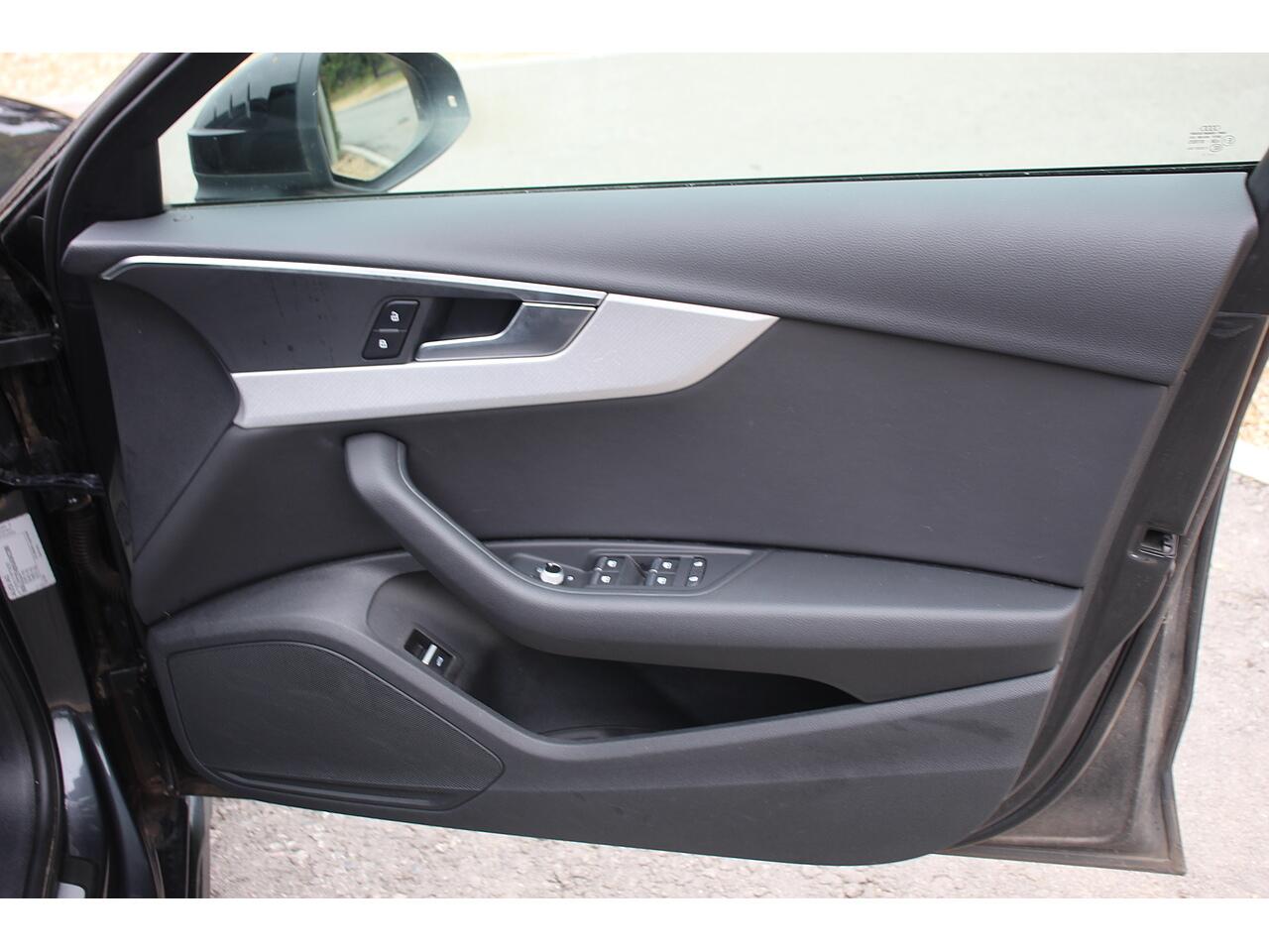 Audi A4 view 32